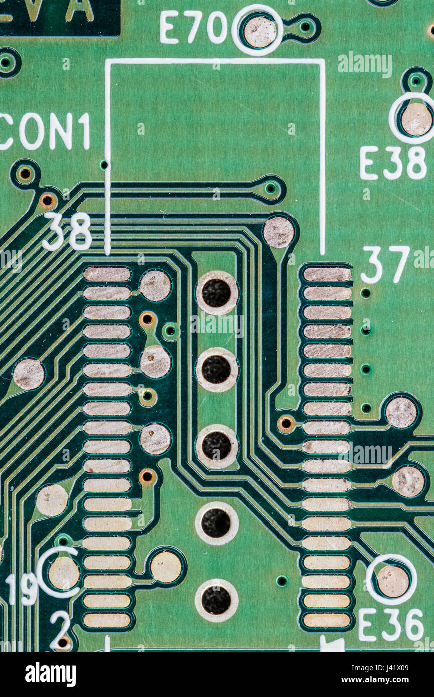 Dettaglio di un verde disco rigido scheda a circuito stampato (PCB) con piste conduttive e interconnessione verticale di accesso (VIA). Foto Stock