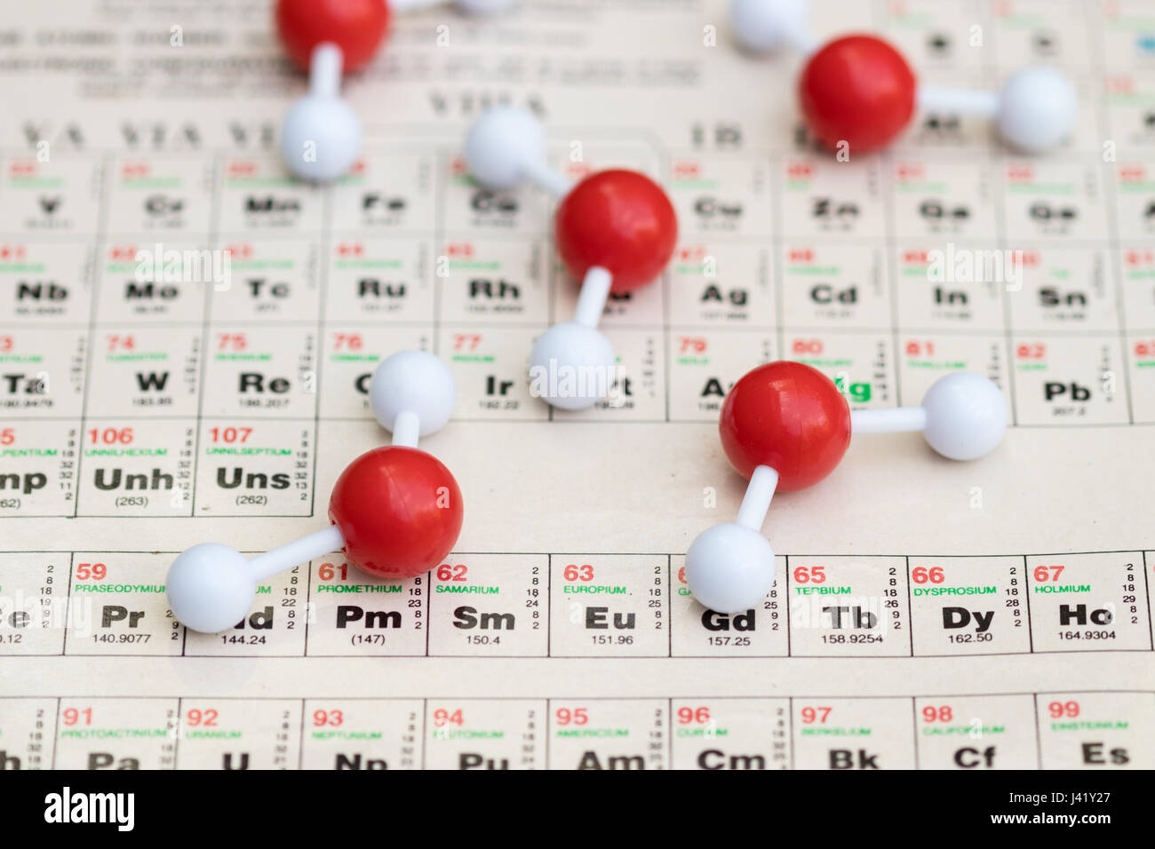 Sfera di plastica-e-stick di modelli di molecole di acqua su uno sfondo bianco. Le molecole di acqua sono costituiti da due atomi di idrogeno collegato ad un atomo di ossigeno. Foto Stock