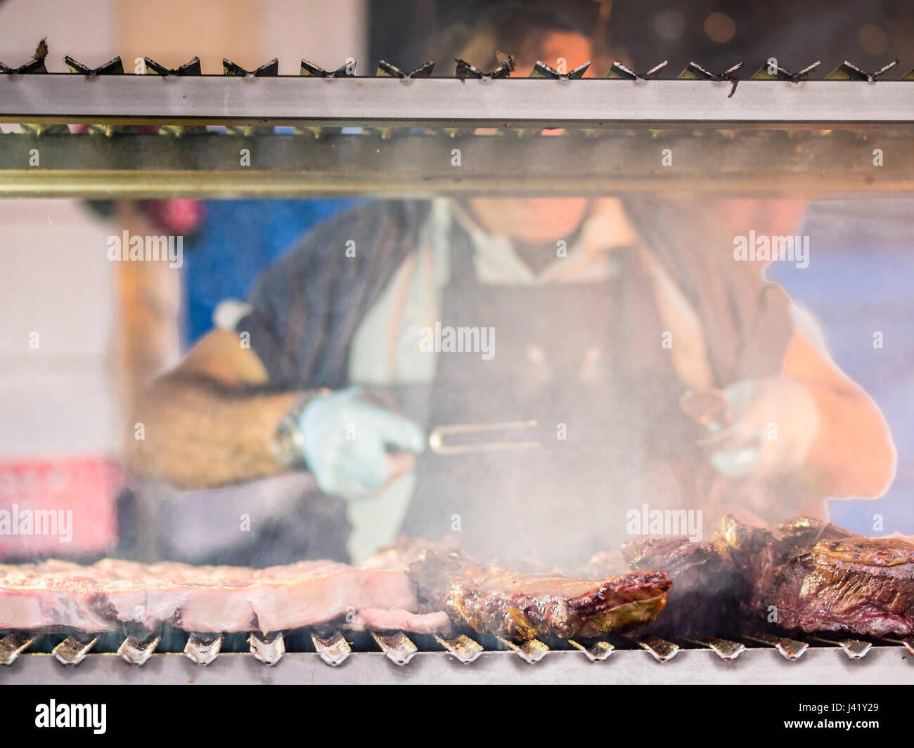 Grigliare carne rossa e salsicce al tramonto all'aperto incontro con amici e familiari Foto Stock