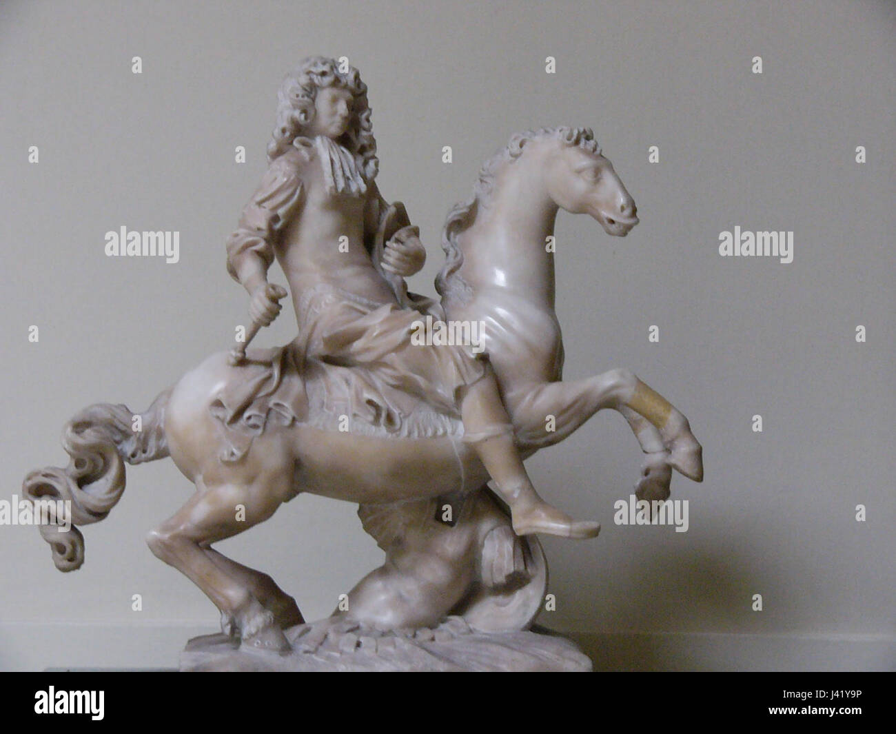 La *Maximilian Emanuel 2 Reiterstatue* è una statua equestre situata a Budapest. Onora Massimiliano Emanuele II, una figura storica, ed è un monumento notevole nel paesaggio della città. Foto Stock