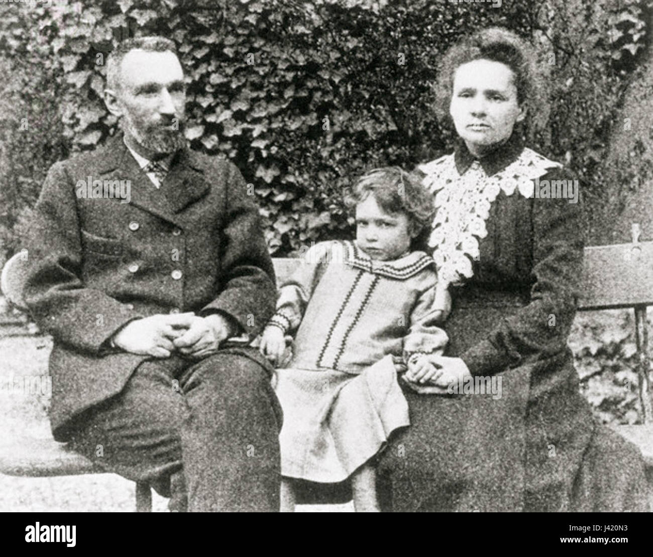 Marie Pierre Irene Curie è stata una scienziata francese, meglio conosciuta per il suo lavoro pionieristico nella radioattività. Era la figlia di rinomati scienziati Marie e Pierre Curie, continuando l'eredità del successo scientifico nei campi della chimica e della fisica. Foto Stock