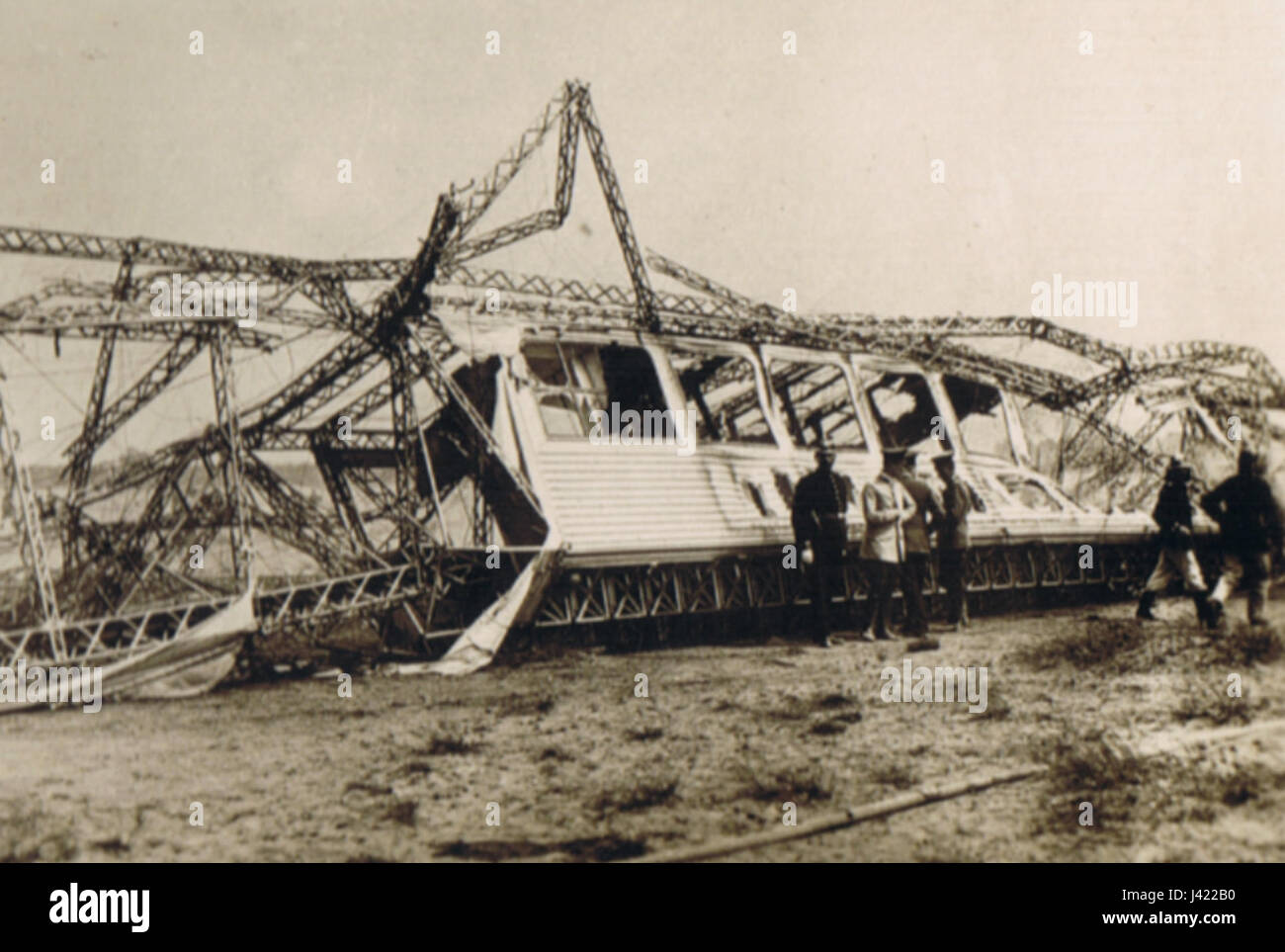 L'LZ 10 Schwaben era un dirigibile tedesco che prese fuoco e fu distrutto durante un volo di prova nel 1912. Questo incidente segnò un momento significativo nella storia dello sviluppo dei dirigibili. Foto Stock