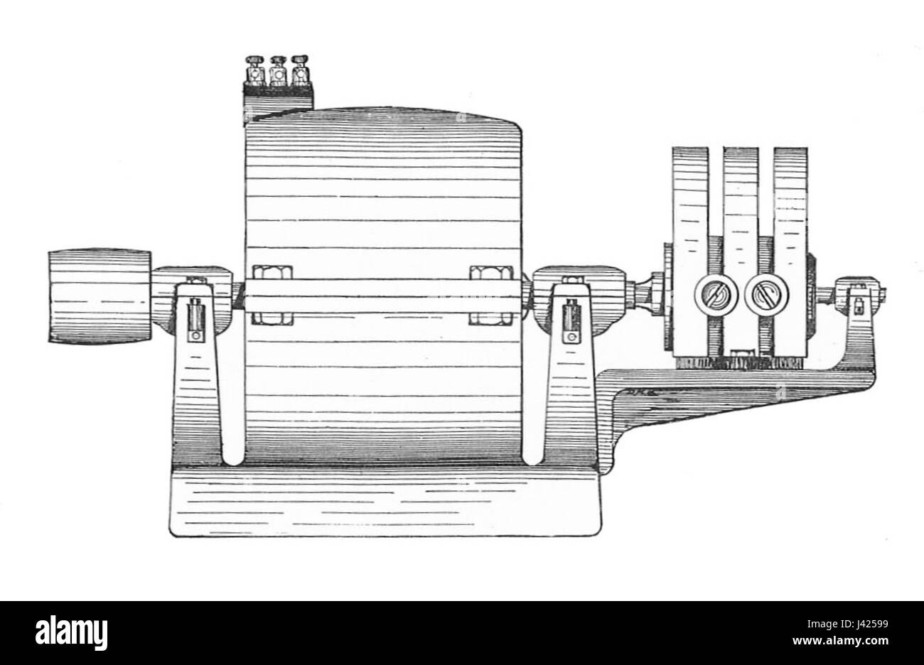 â€˜magneto Excited dynamoâ€™ è un dispositivo descritto in Rankin Kennedyâ€™S Electrical Installations, Vol. III (1903), che spiega la sua funzione di generatore che utilizza il magnetismo per produrre elettricità. Questo dispositivo rappresenta i progressi dell'inizio del XX secolo nell'ingegneria elettrica e nella tecnologia di generazione di energia. Foto Stock