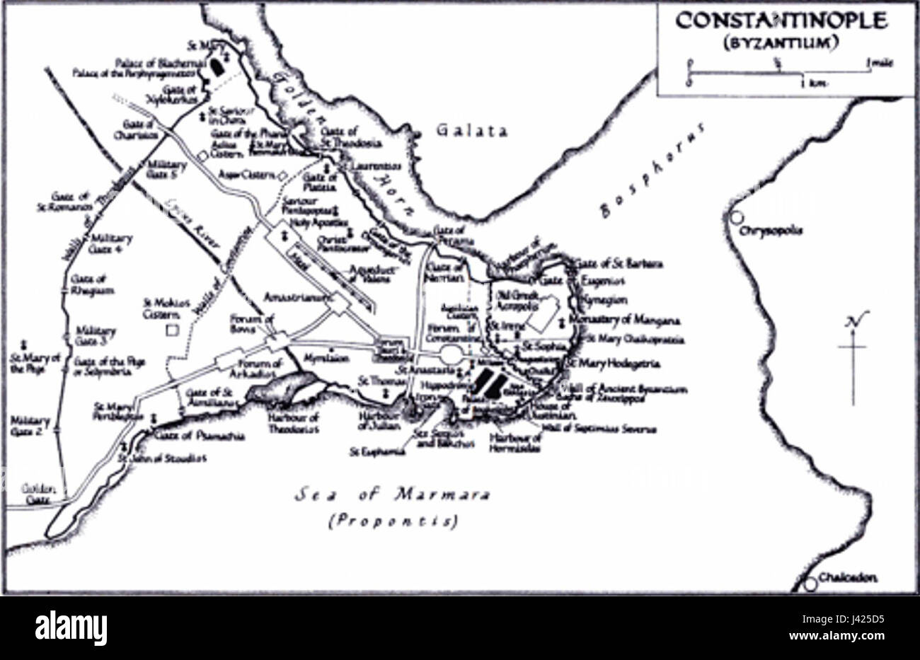Questa mappa raffigura la città di Costantinopoli, la capitale dell'Impero bizantino, mostrando i suoi punti di riferimento chiave e la sua disposizione geografica durante un periodo storico. Foto Stock