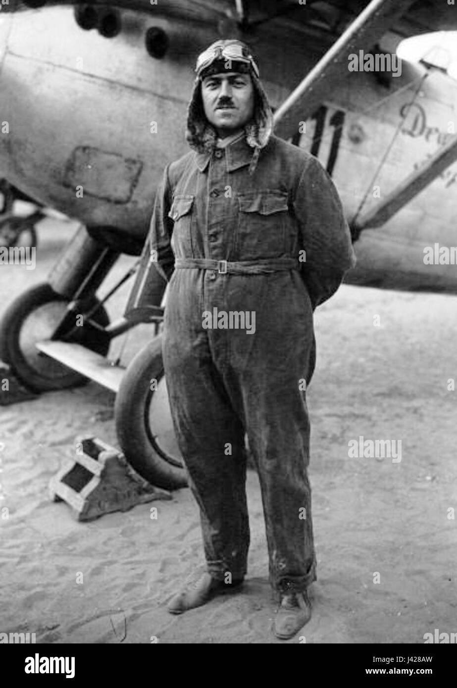 Marcel Doret era un aviatore francese noto per i suoi contributi all'aviazione. Nel 1926, ottenne il riconoscimento per le sue abilità di volo e la partecipazione a competizioni aeree, contribuendo al progresso dell'aviazione durante l'inizio del XX secolo. Foto Stock