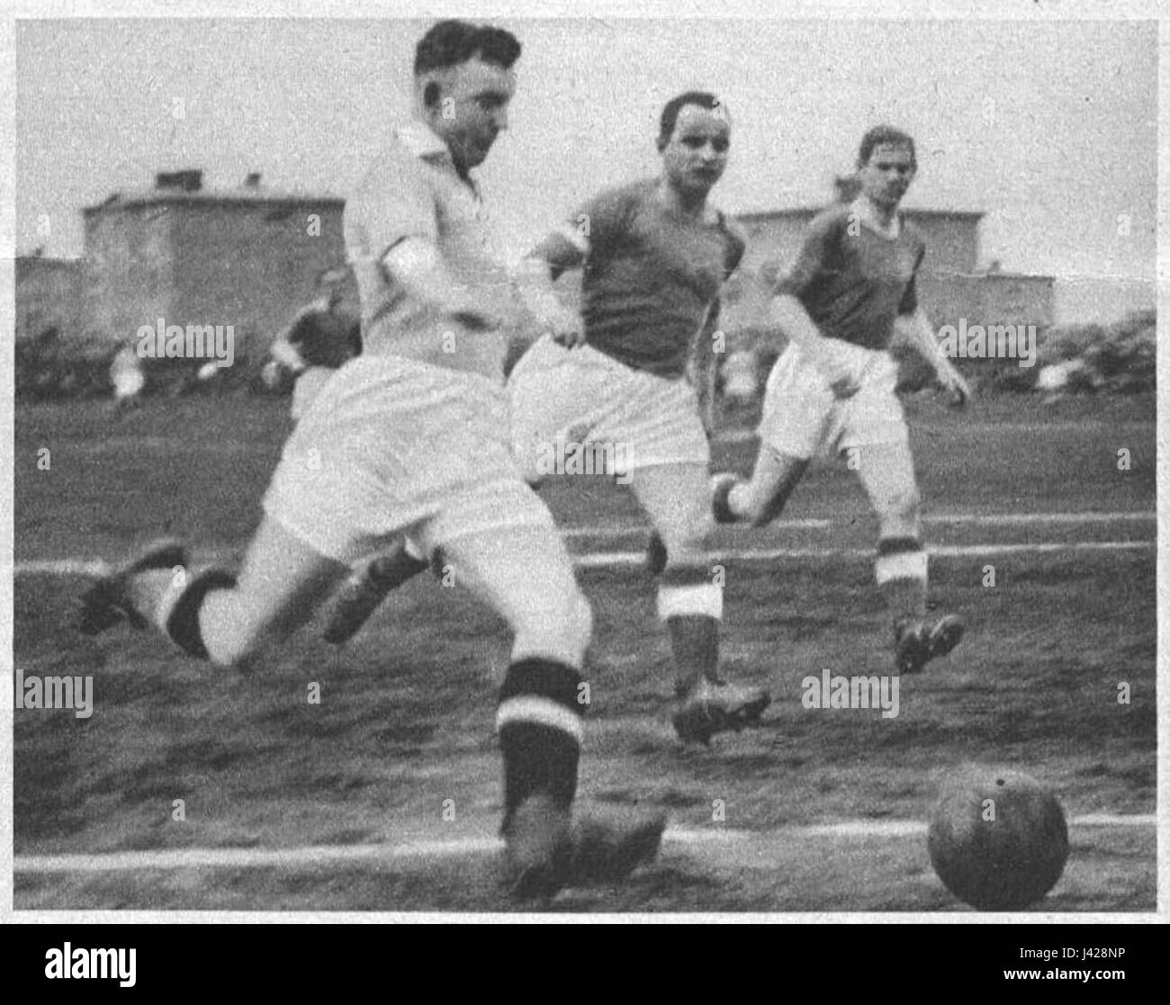 Mecz Warta Ruch si riferisce a una partita di calcio tra le squadre Warta e Ruch nel 1937, probabilmente parte della storia calcistica polacca durante quel periodo. Foto Stock