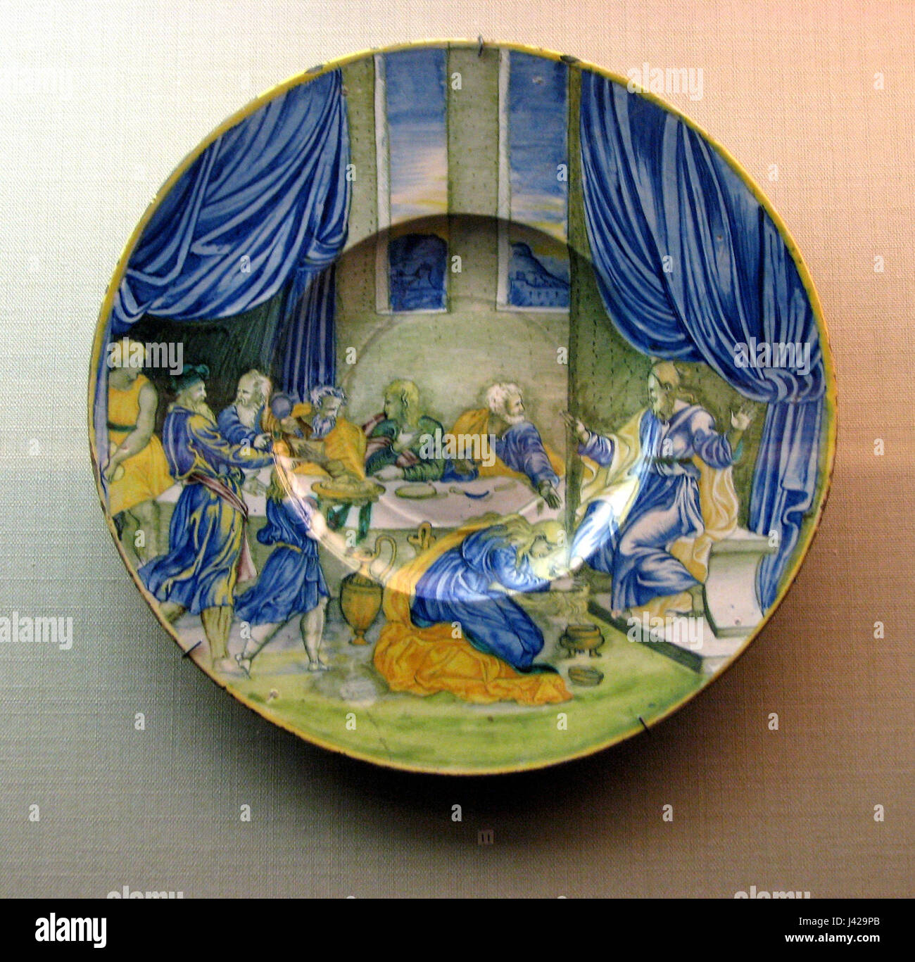 Questo titolo si riferisce alla maiolica italiana medievale, un tipo di ceramica smaltata che era prominente in Italia durante il periodo medievale. La maiolica è conosciuta per i suoi disegni colorati e il significato storico della ceramica italiana. Foto Stock
