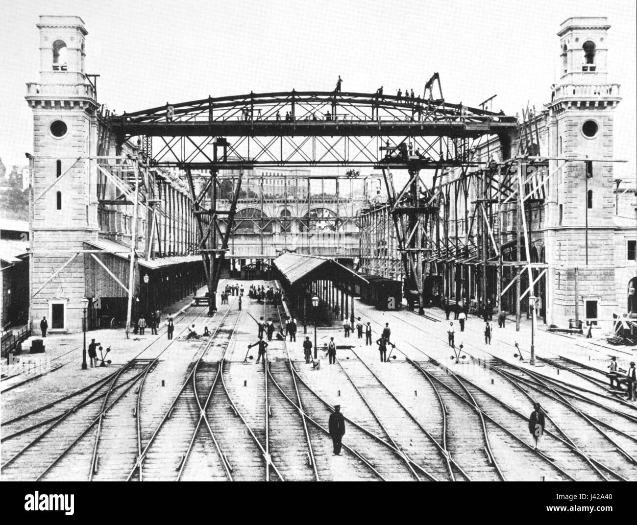 Mainstation ZÃ¼rich si riferisce alla stazione ferroviaria principale di Zurigo, un hub centrale della rete di trasporti della città. Essendo un punto importante per i viaggi locali, regionali e internazionali, la stazione è nota per le sue infrastrutture moderne e l'elevato traffico passeggeri. Si tratta di una parte importante del sistema di trasporto e dello sviluppo urbano di Zurigo. Foto Stock