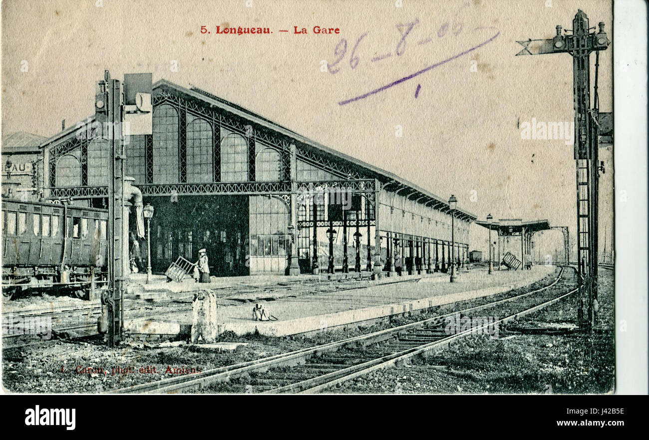 Fotografia della stazione ferroviaria di Longueau in Francia, che illustra le sue caratteristiche architettoniche e l'area circostante, sottolineando il suo ruolo di hub dei trasporti. Foto Stock