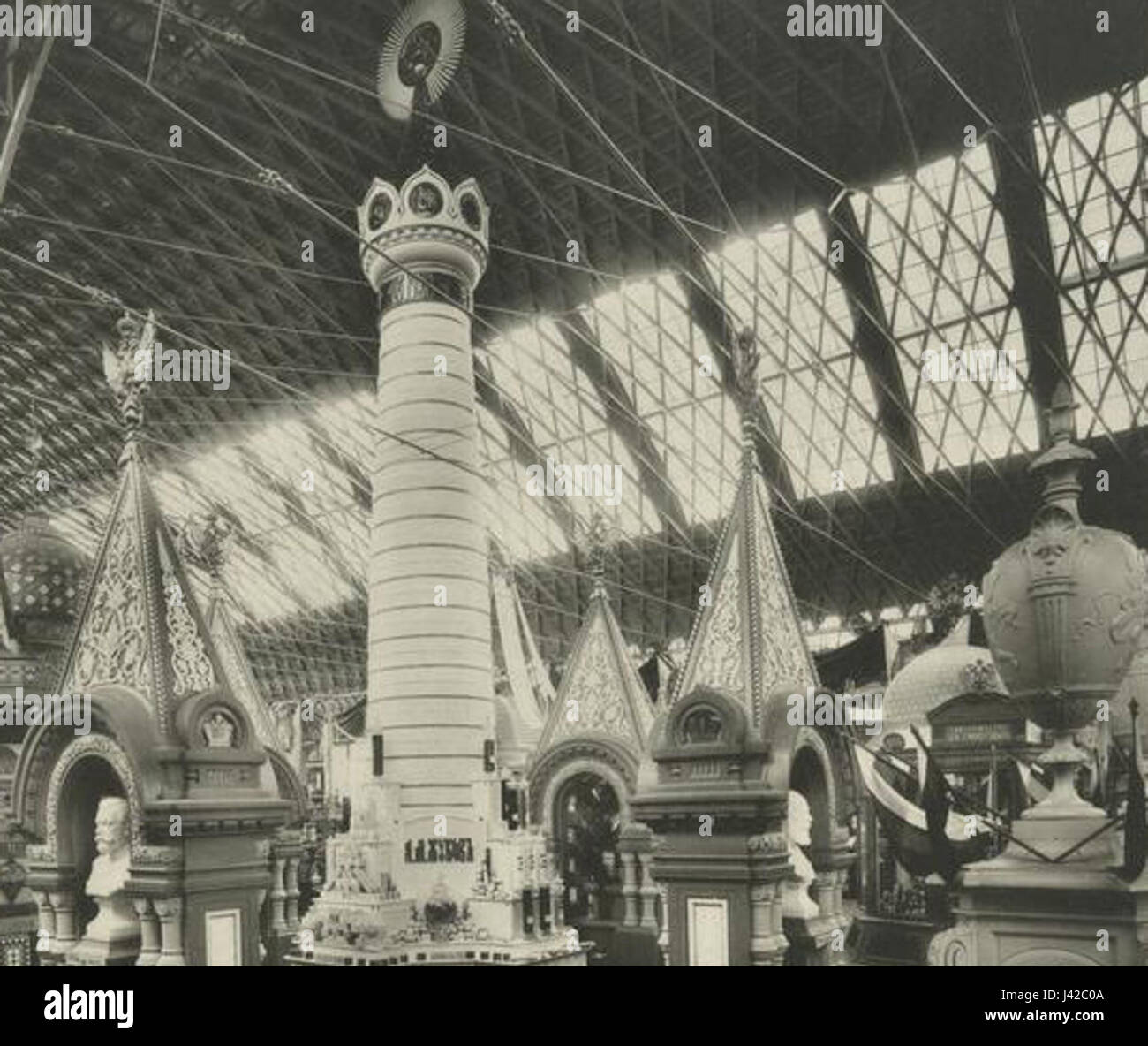 Il design della copertura reticolare di Vladimir Shukhovâ è una meraviglia ingegneristica, nota per il suo uso innovativo del metallo e l'integrità strutturale. Il progetto è un esempio chiave del suo contributo all'ingegneria moderna, in particolare nella costruzione di grandi strutture. Foto Stock