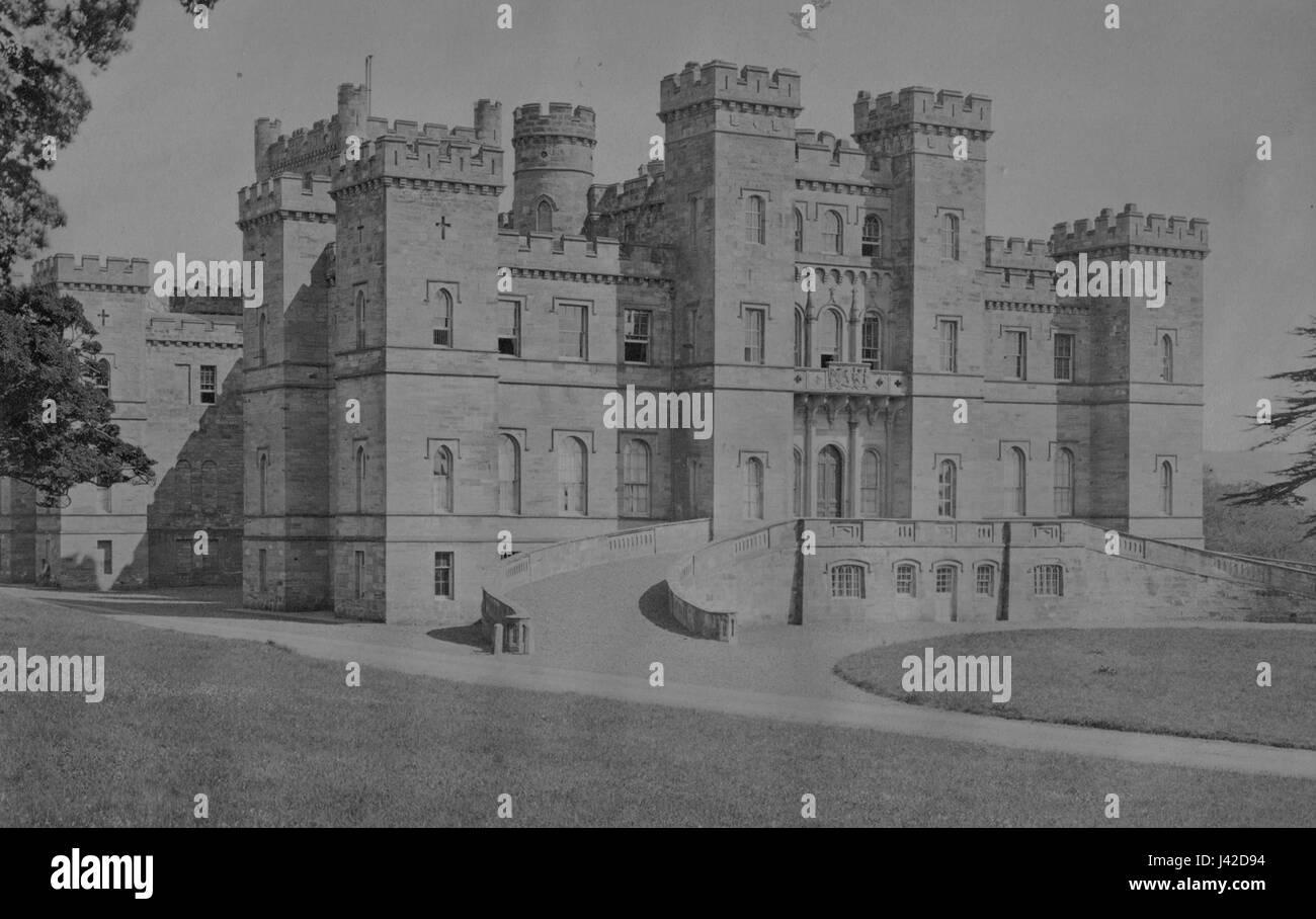 Un dipinto storico del castello di Loudoun, con la sua architettura e i suoi giardini, raffigurante la sua grandezza e il significato storico della tenuta. Foto Stock