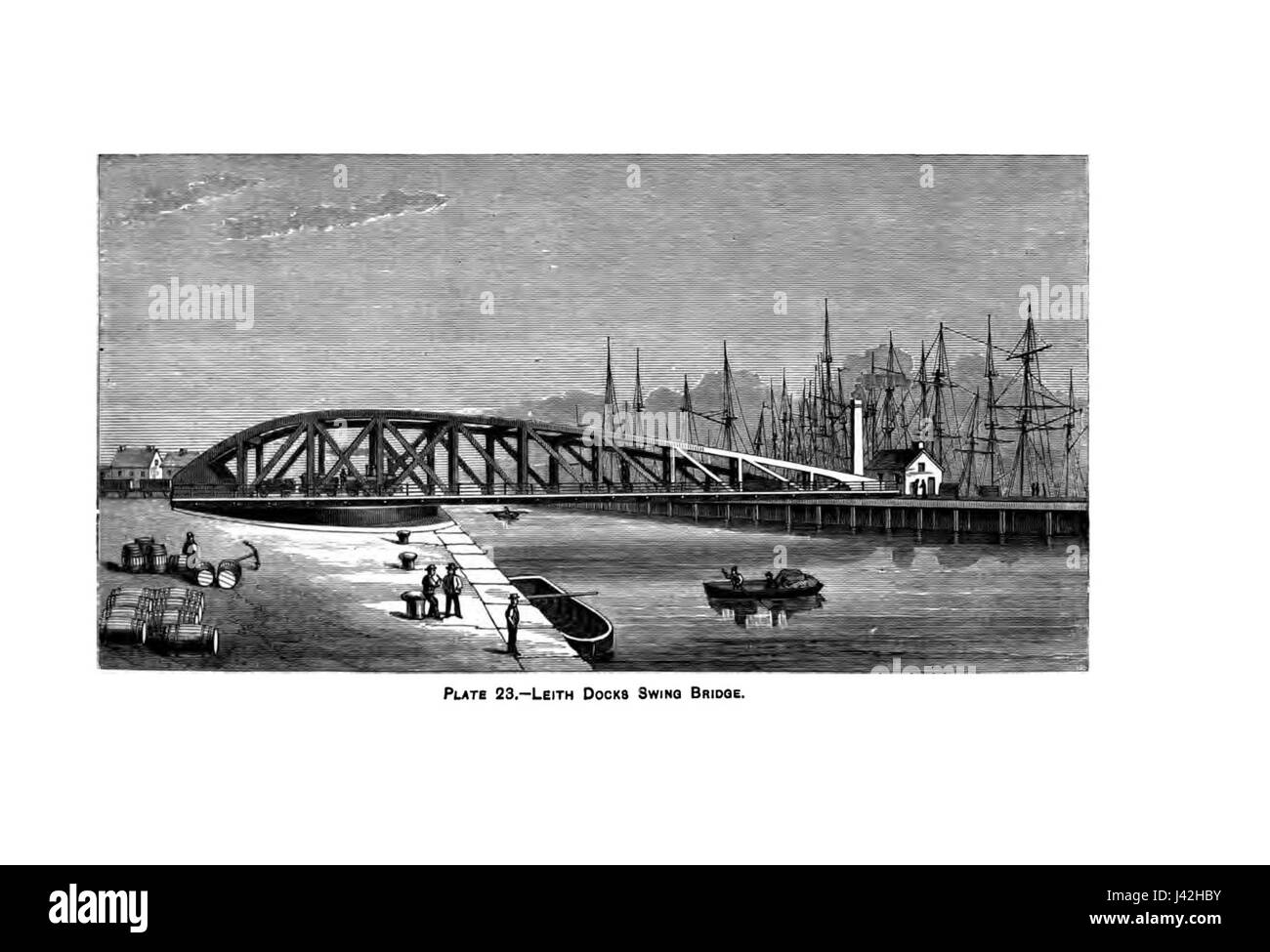 Il ponte sospeso Leith Docks è un notevole pezzo di infrastruttura a Edimburgo, in Scozia, che fornisce accesso all'area portuale della città. Il ponte consente il passaggio delle navi oscillando in posizione aperta, garantendo il regolare movimento del traffico marittimo. Si tratta di un ponte storico e funzionale che contribuisce alle operazioni navali della città e al suo patrimonio marittimo. Foto Stock