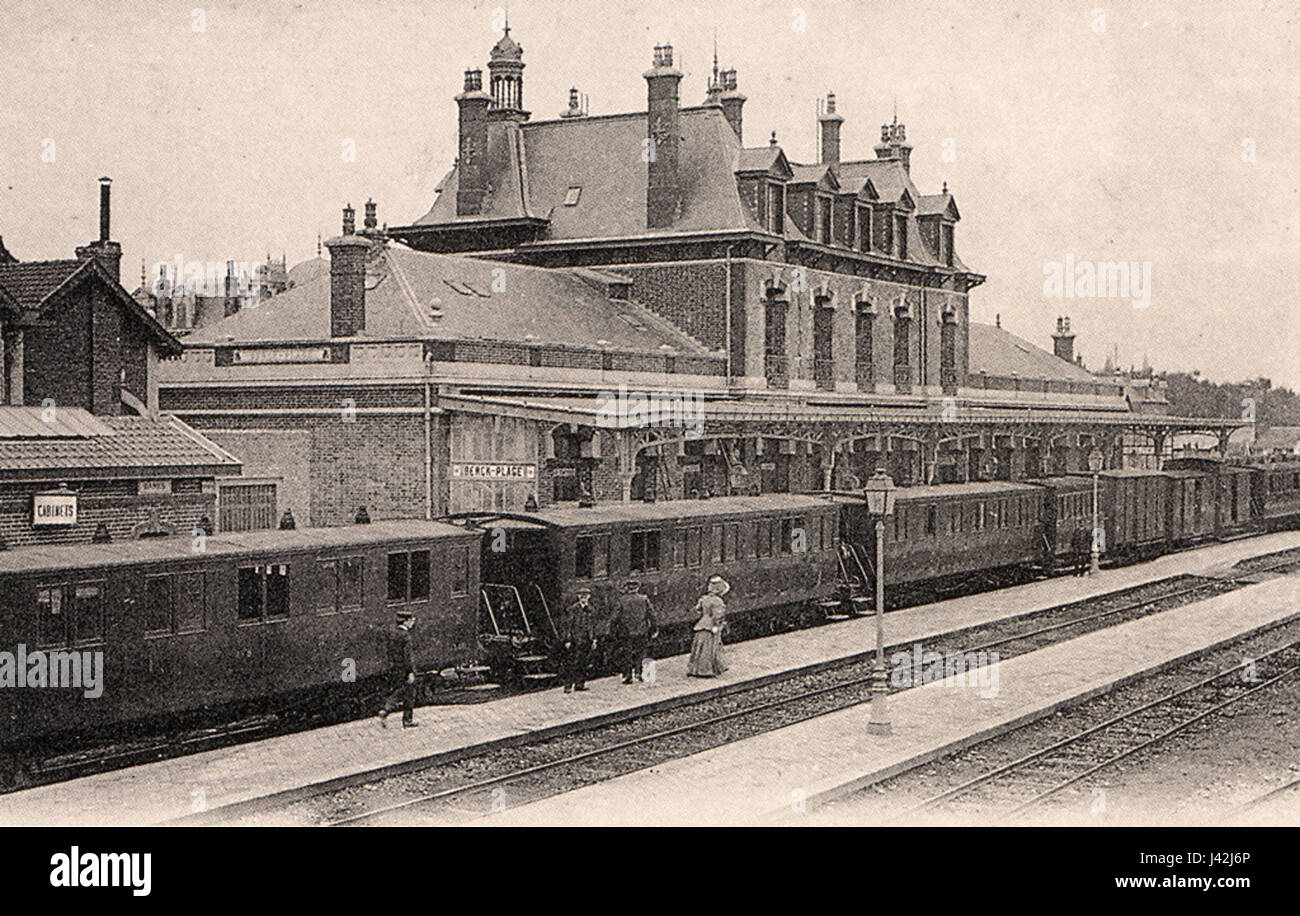 Un lungo convoglio di fronte alla nuova stazione ferroviaria di Berck Plage, una città di mare nel nord della Francia. L'immagine cattura un momento nella storia dei trasporti durante i primi anni del XX secolo, evidenziando lo sviluppo delle infrastrutture ferroviarie. Foto Stock