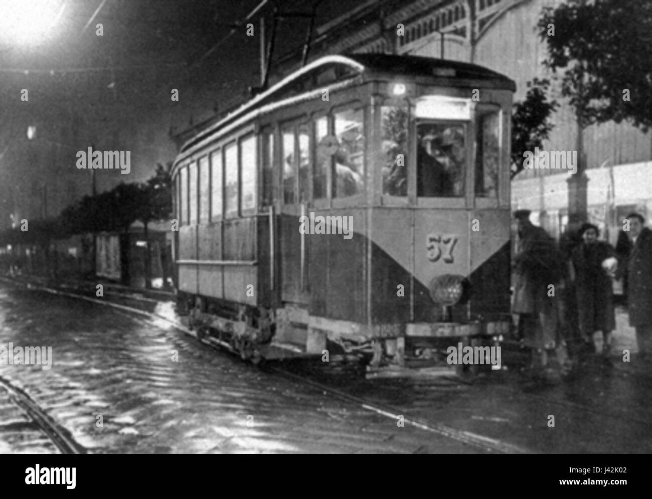 Il tram 57 a la Spezia, in Italia, fa parte della rete di trasporto pubblico della città. Offre ai residenti e ai visitatori viaggi efficienti attraverso le aree urbane, contribuendo alle infrastrutture e alla mobilità di la Spezia. Foto Stock
