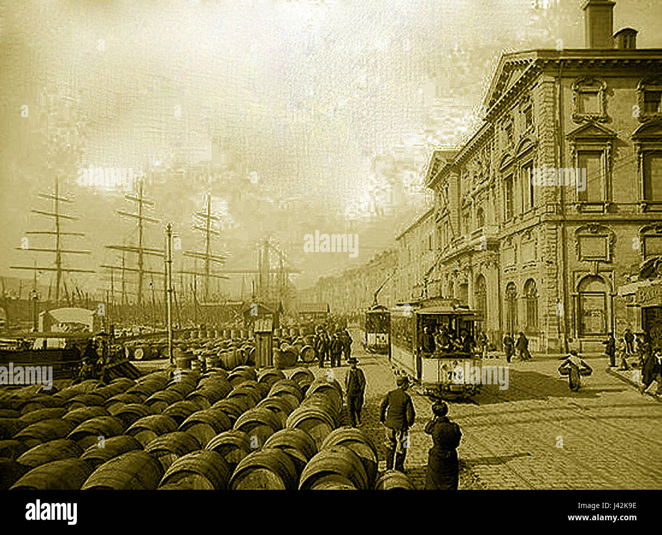 Il Vieux Port di Marsiglia, in Francia, è una zona portuale storica. Qui è raffigurato con botti di vino spagnole, simbolo della lunga storia commerciale del porto e dei legami culturali con la Spagna. Foto Stock