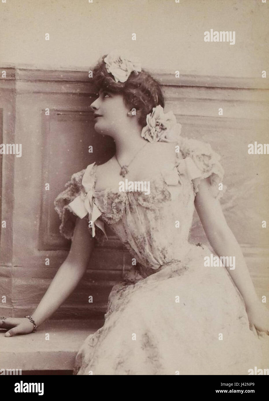 Si riferisce a un prodotto vintage francese per la lavorazione di modelle, un cappello disegnato da Lantelme, un marchio di modella noto per la creazione di cappelli alla moda. Il pezzo è datato al 17 maggio, probabilmente una data specifica di creazione, che mostra la moda dei cappelli dei primi anni del XX secolo. Foto Stock