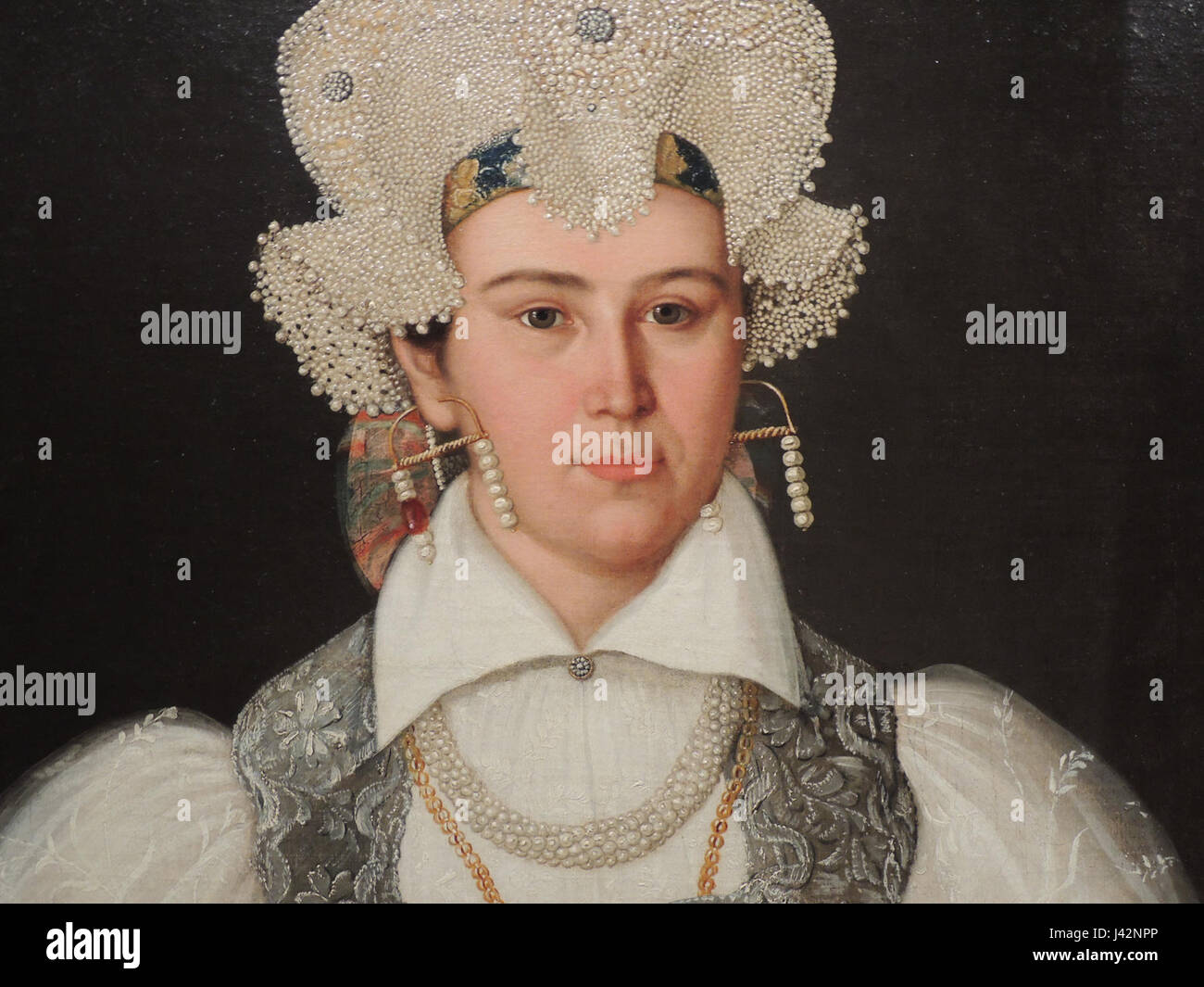 Questa immagine presenta una dettagliata raffigurazione della moglie di un mercante di Novgorod, Russia, che indossa un abito tradizionale degli anni '1830 L'opera d'arte offre uno sguardo sugli stili di abbigliamento e le usanze culturali del periodo come si vede a Novgorod, ospitato nel Museo storico di Stato (GIM). Foto Stock