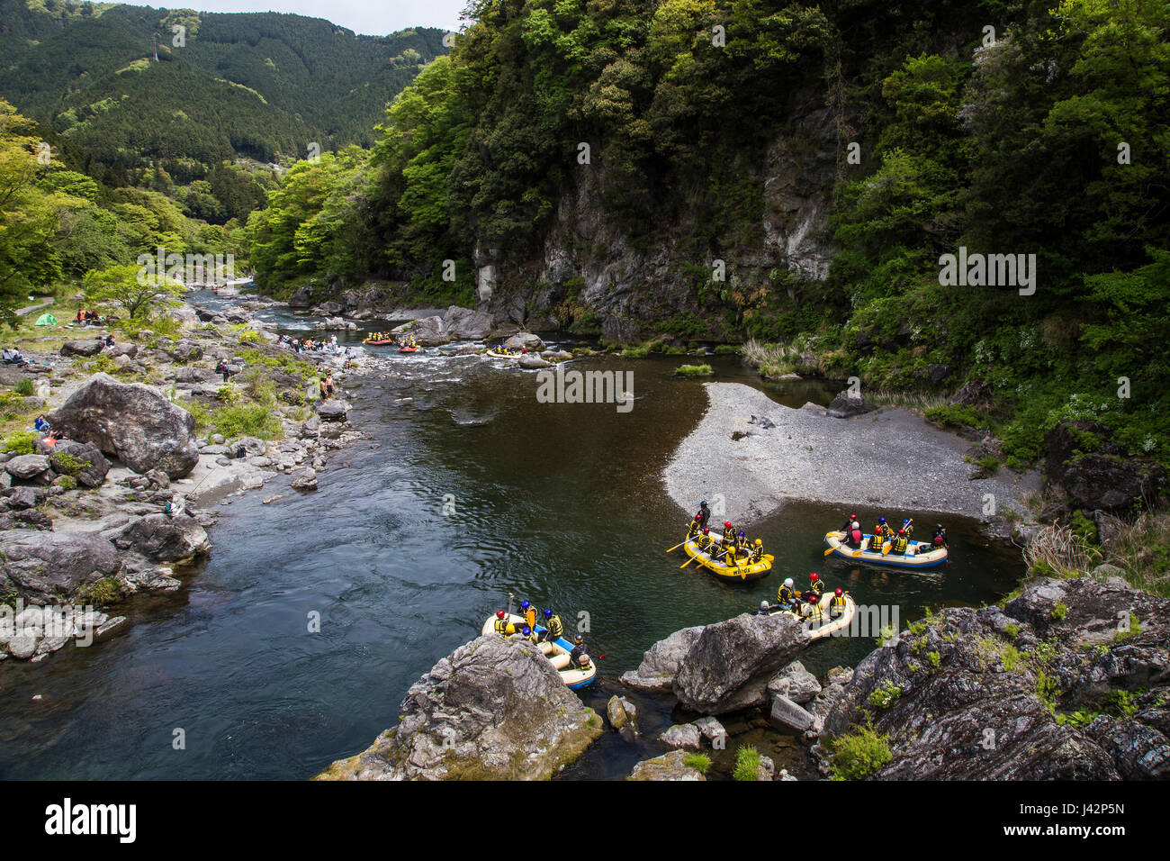 Okutama Rafting - rafting nel fiume di Tama a Okutama. Che scorre dalla sorgente in montagna in Yamanashi, Il Fiume di Tama rende la sua w Foto Stock