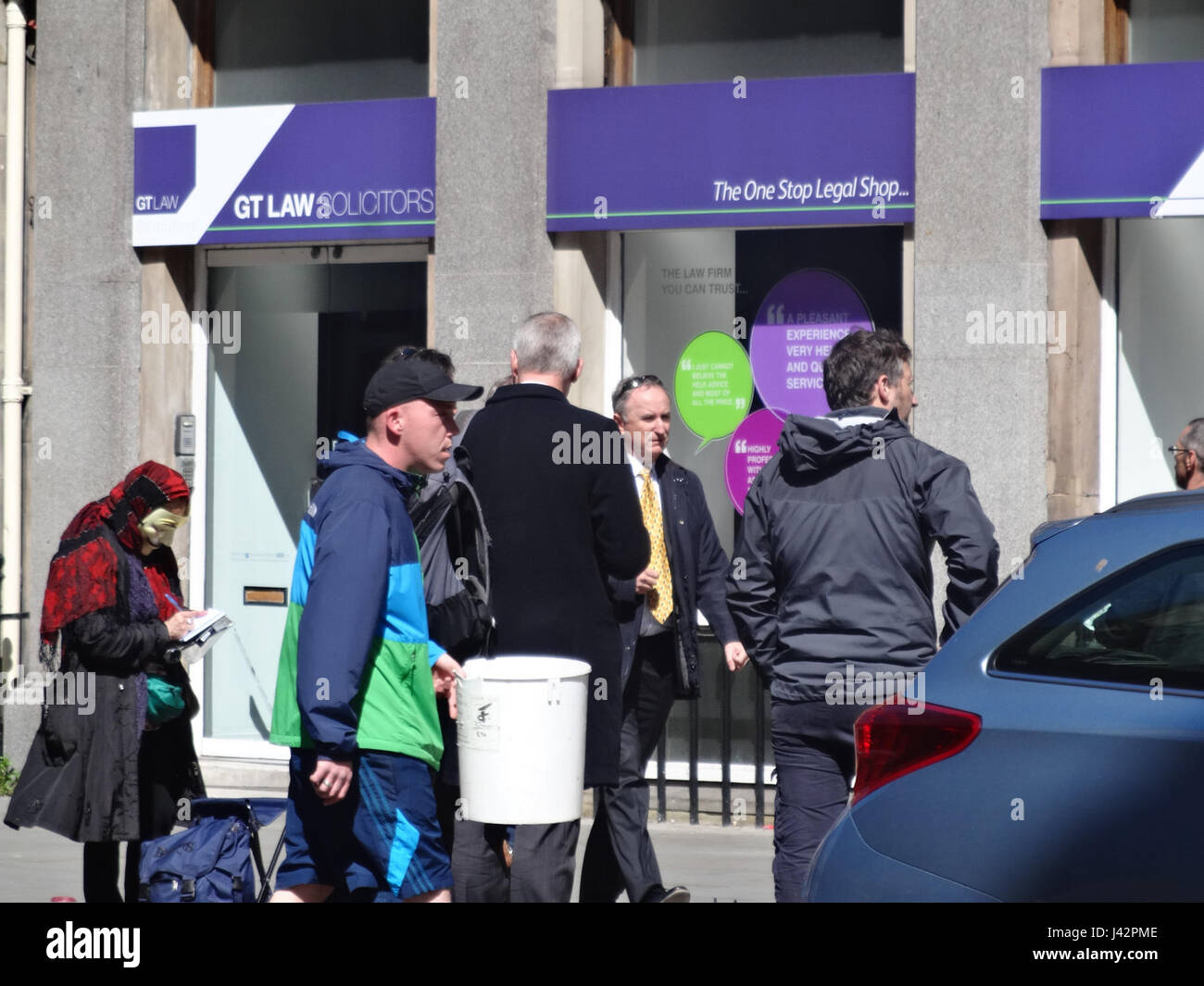 Gli attivisti Love organizzarono un'occupazione presso la filiale della Banca d'Inghilterra a Liverpool il 29 aprile 2015, protestando contro la disuguaglianza economica e le misure di austerità. L'evento ha evidenziato le questioni sociali relative alla distribuzione della ricchezza e all'impatto delle politiche finanziarie sulle comunità. Foto Stock