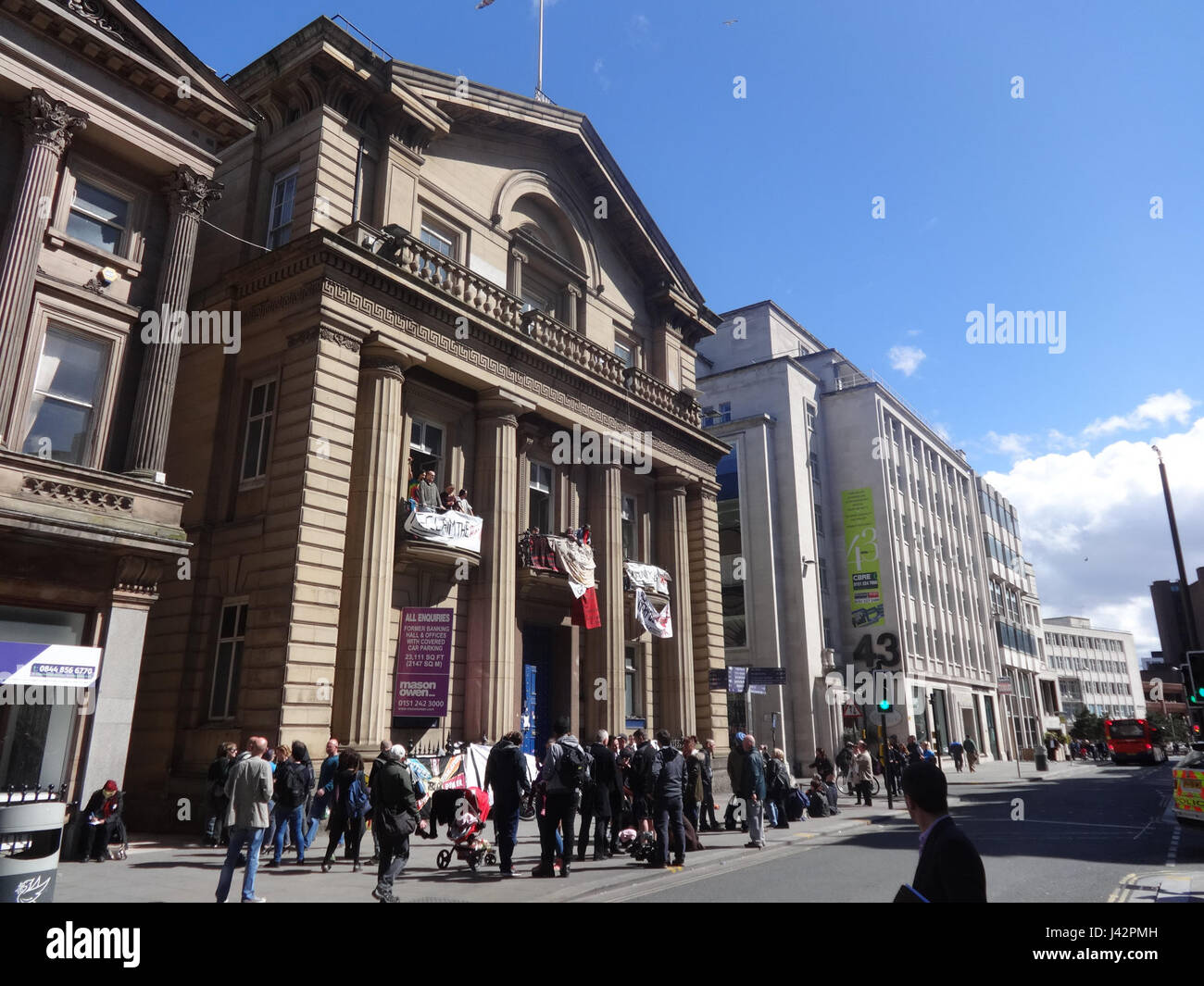Gli attivisti Love organizzarono un'occupazione della Banca d'Inghilterra (BoE) a Liverpool il 29 aprile 2015 per protestare contro gli alloggi e la disuguaglianza sociale. L'evento ha attirato l'attenzione sui senzatetto e sulle questioni economiche. Foto Stock