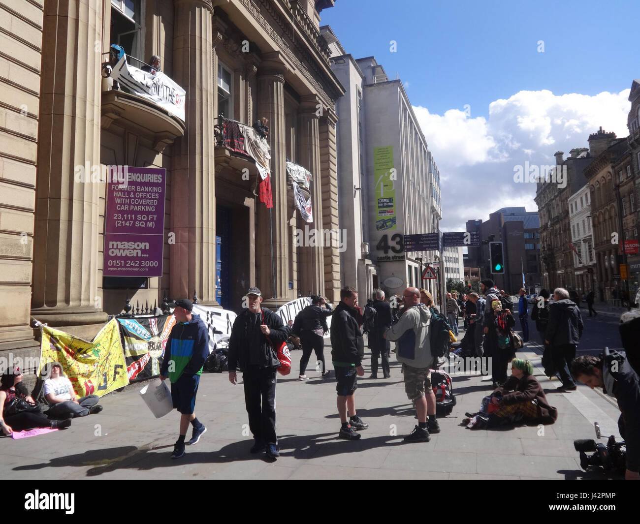 Gli attivisti Love organizzarono un'occupazione della Bank of England (BoE) a Liverpool il 29 aprile 2015. La loro protesta faceva parte di un movimento più ampio per sensibilizzare sulle questioni abitative e sulla giustizia sociale nel Regno Unito. Foto Stock