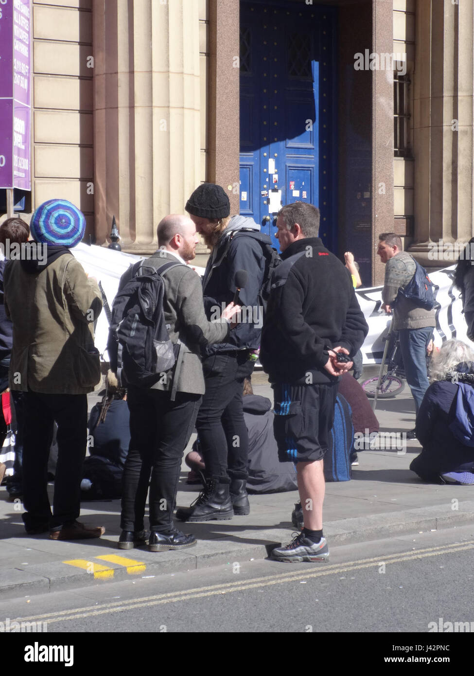 L'occupazione della Banca d'Inghilterra degli attivisti Love a Liverpool il 29 aprile 2015 rappresenta un'azione di protesta incentrata sulle questioni sociali e sull'attivismo abitativo nel Regno Unito. Foto Stock