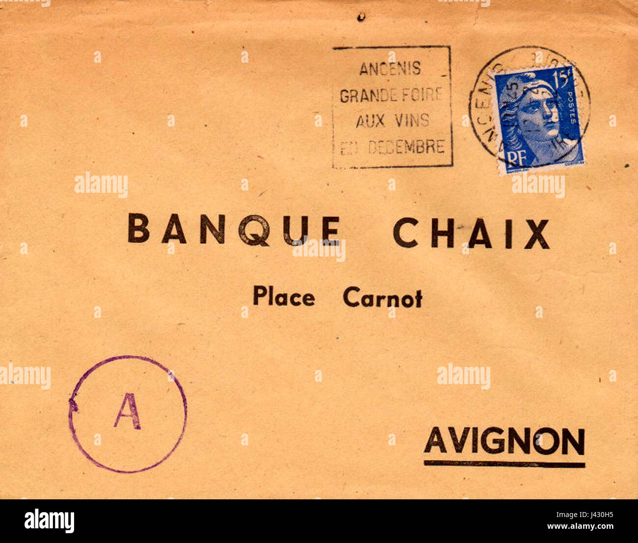 Si tratta di un messaggio postale della banca Daguin ad Ancenis, con un marchio postale. La lettera è stata inviata tramite la banca Chaix ad Avignone, indicando una corrispondenza legata al settore bancario e alla storia postale. Foto Stock