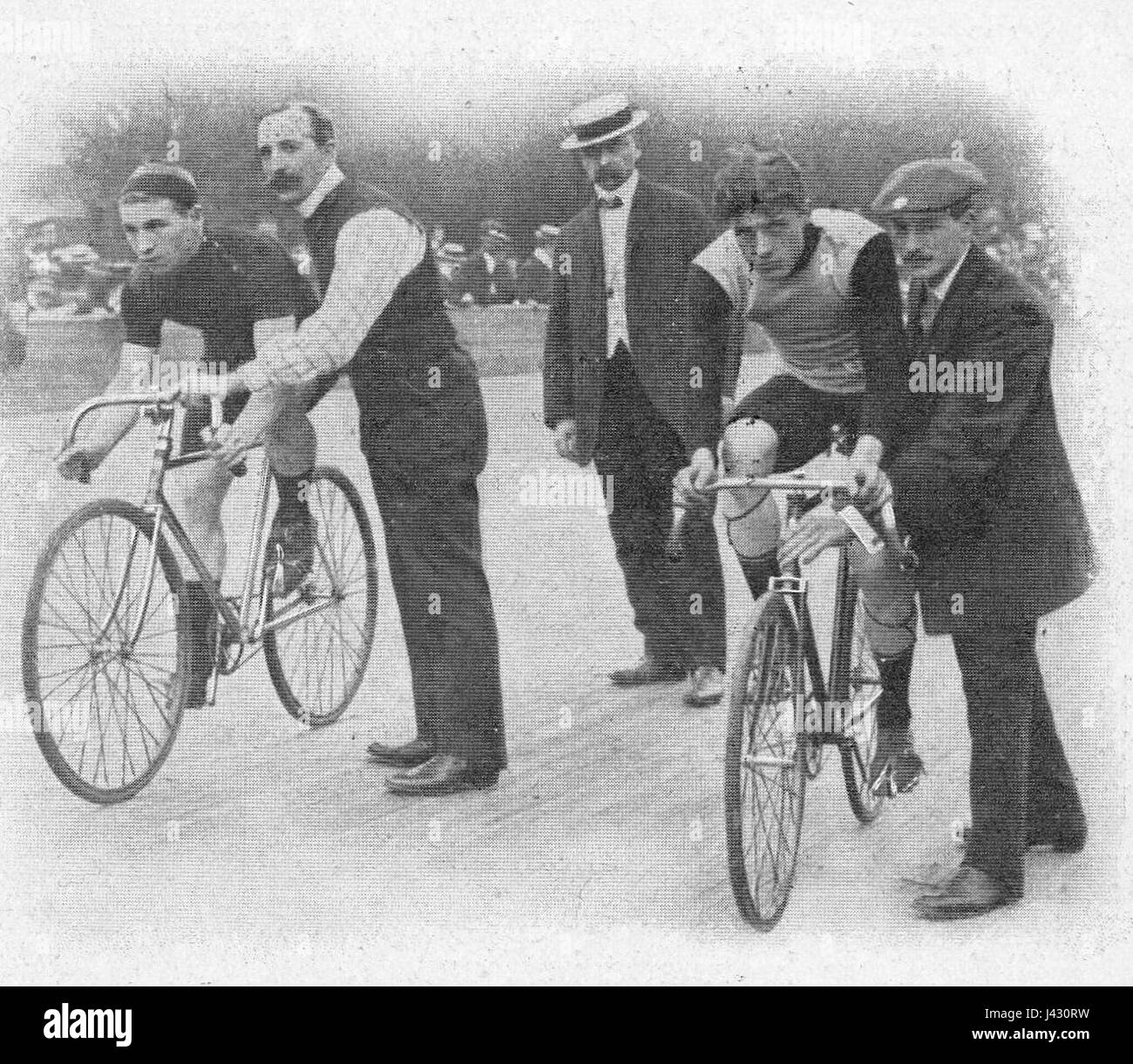 Questa partita tra John Drakestein nel 1909 faceva parte di un evento sportivo all'inizio del XX secolo. Riflette la natura competitiva e le tradizioni sportive di quell'epoca. Foto Stock