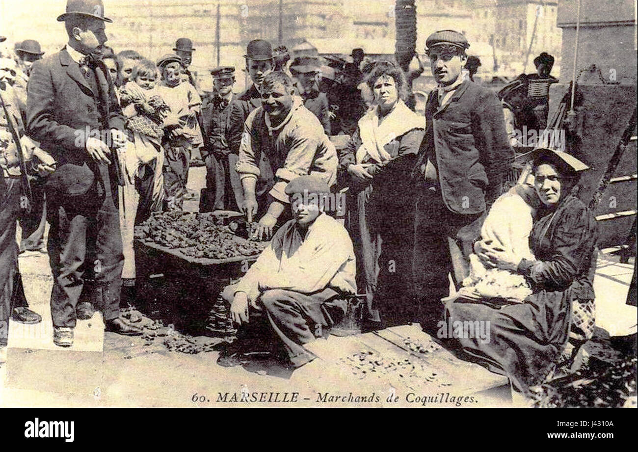 Questa opera d'arte raffigura i mercanti di molluschi (Marchands de coquillage) di Marsiglia, che mostrano il loro ruolo nell'economia di mercato tradizionale della città. La scena riflette la vita commerciale e sociale di Marsiglia, sottolineando l'importanza del commercio di molluschi nella regione. Foto Stock