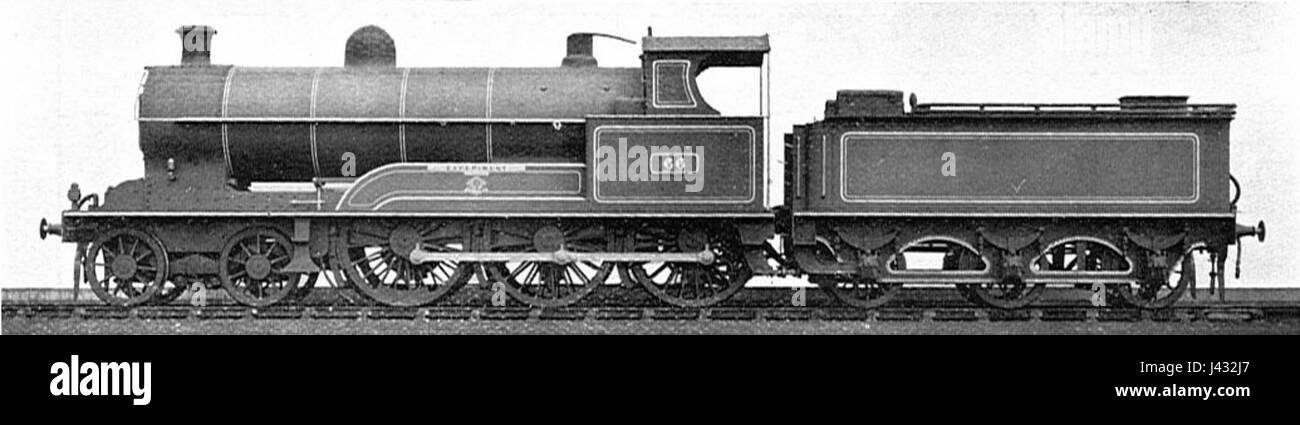 La locomotiva LNWR 4-6-0 66, raffigurata in "Howden's Boys" Book of Locomotives" (1907), rappresenta un esperimento nell'ingegneria delle locomotive, riflettendo i progressi tecnologici nel trasporto ferroviario britannico all'inizio del XX secolo. Foto Stock