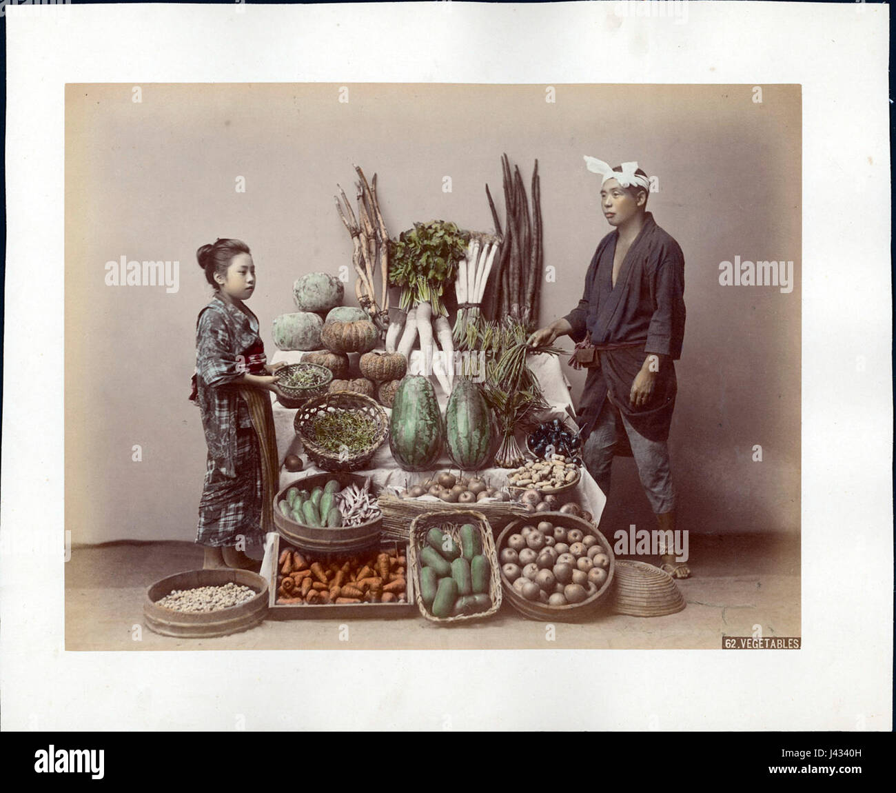 Kusakabe Kimbei è stato un importante fotografo giapponese tra la fine del XIX e l'inizio del XX secolo. Questa immagine, numerata 62, presenta una dettagliata raffigurazione di varie verdure, che mostra l'arte della fotografia di natura morta. Foto Stock