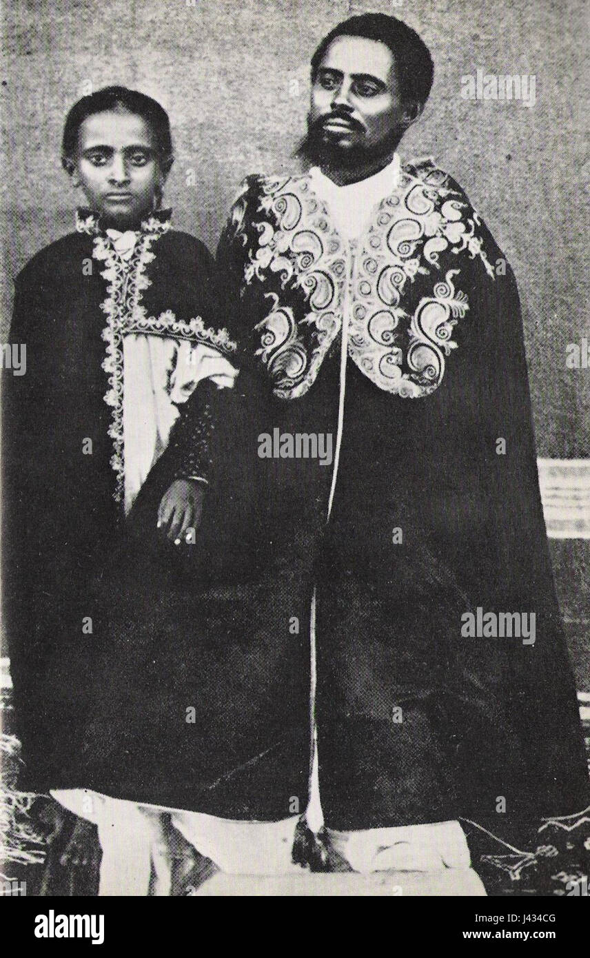 Questa fotografia storica mostra Lij Teferi (in seguito imperatore Haile Selassié d'Etiopia) con suo padre, Ras Makonnen, una figura militare di spicco nella storia etiope. Evidenzia il loro ruolo significativo nella politica e nella società etiope durante l'inizio del XX secolo. Foto Stock