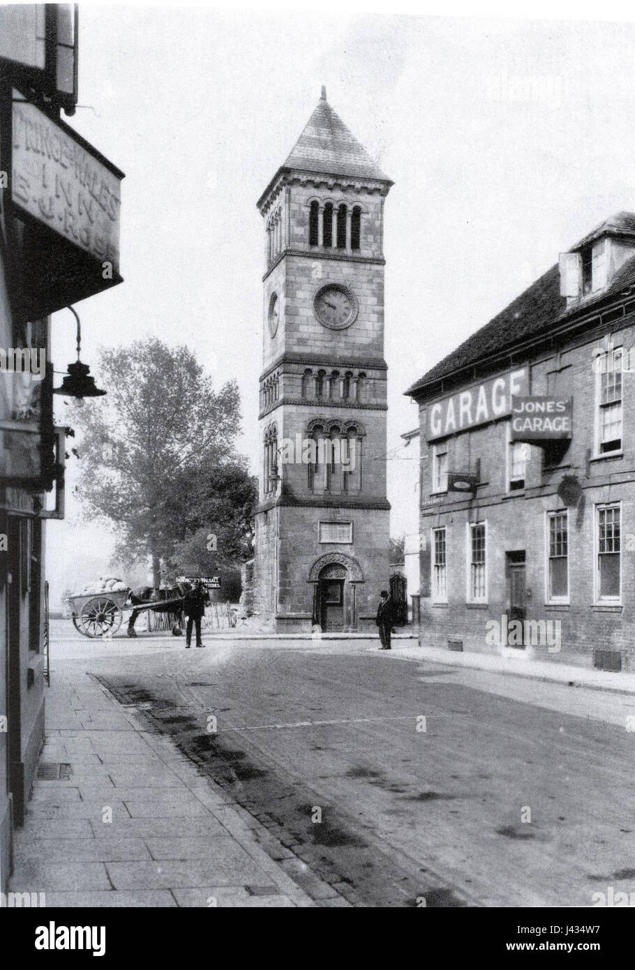 La Torre dell'orologio di Lichfield è un punto di riferimento storico a Lichfield, in Inghilterra. Risale al XIX secolo e presenta una notevole architettura vittoriana, che funge da simbolo del patrimonio e della storia del townÂ. Foto Stock