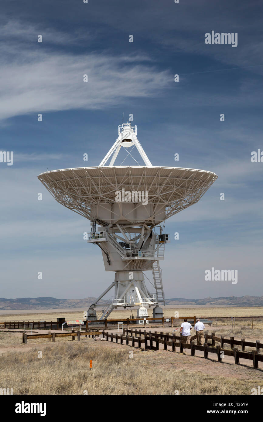 Datil, New Mexico - la grande schiera di radio telescopio è costituito da 27 grandi antenne paraboliche come questo sulle pianure di San Agustin in western New Foto Stock