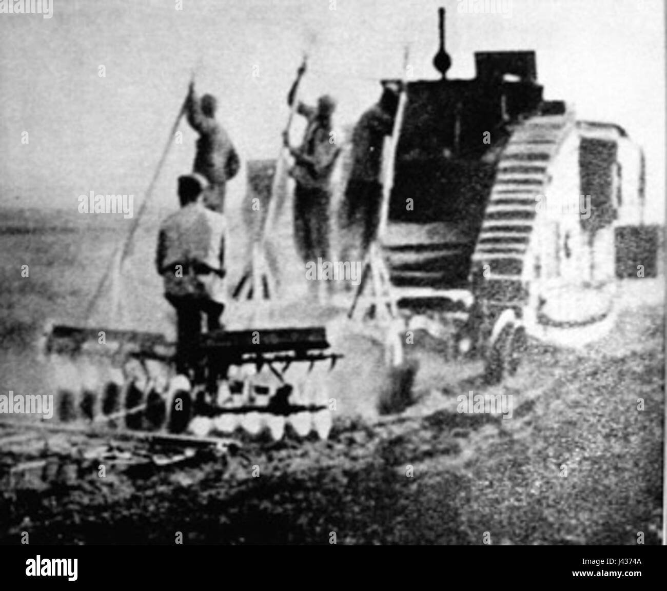 Il Mark V si riferisce a un tipo di carro armato britannico utilizzato durante la prima guerra mondiale, segnando un significativo sviluppo nella guerra corazzata e nella tecnologia militare dell'epoca. Foto Stock