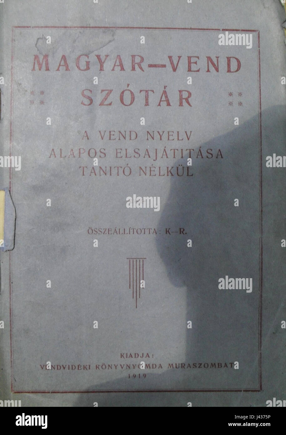 "Magyar vend szotar" è un dizionario ungherese pubblicato nel 1919. È stato progettato per assistere i visitatori stranieri in Ungheria fornendo frasi e vocabolario essenziali per la comunicazione. Questo dizionario riflette le esigenze linguistiche del tempo e l'importanza dell'ospitalità nella cultura ungherese. Foto Stock