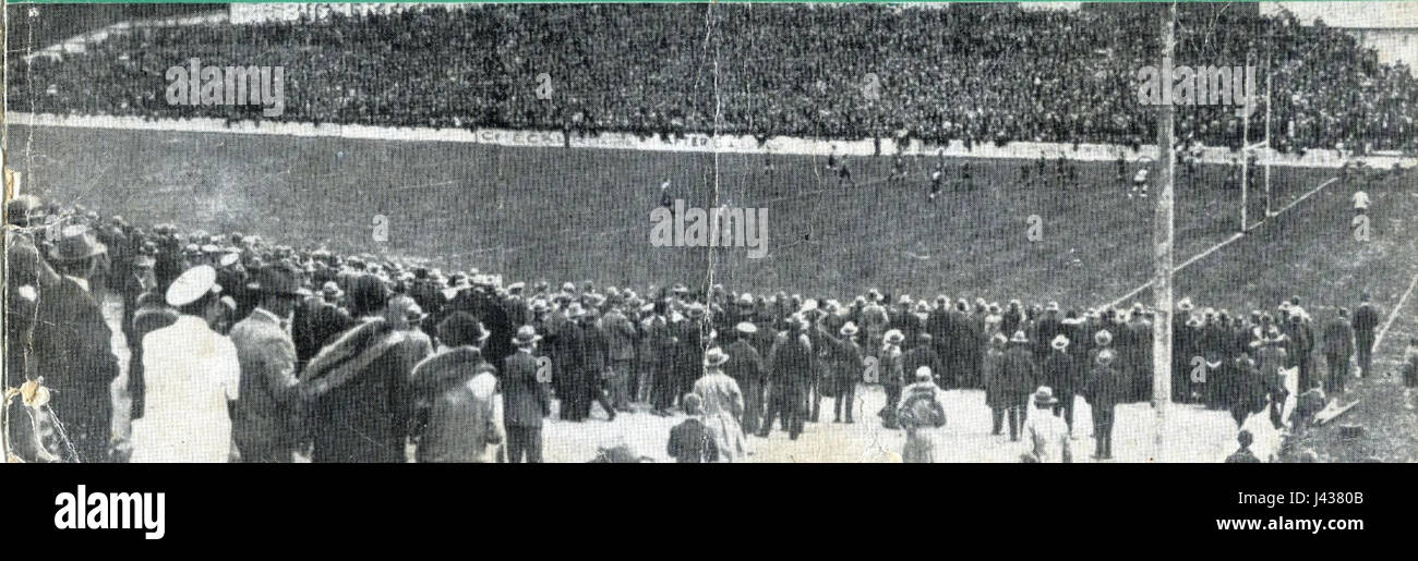 Questa immagine probabilmente cattura la partita Marist V South Sydney al Carlaw Park nel 1929, con momenti chiave del gioco. La partita è un evento storico negli sport del rugby a 13, in particolare nel contesto della storia del rugby australiano. Foto Stock