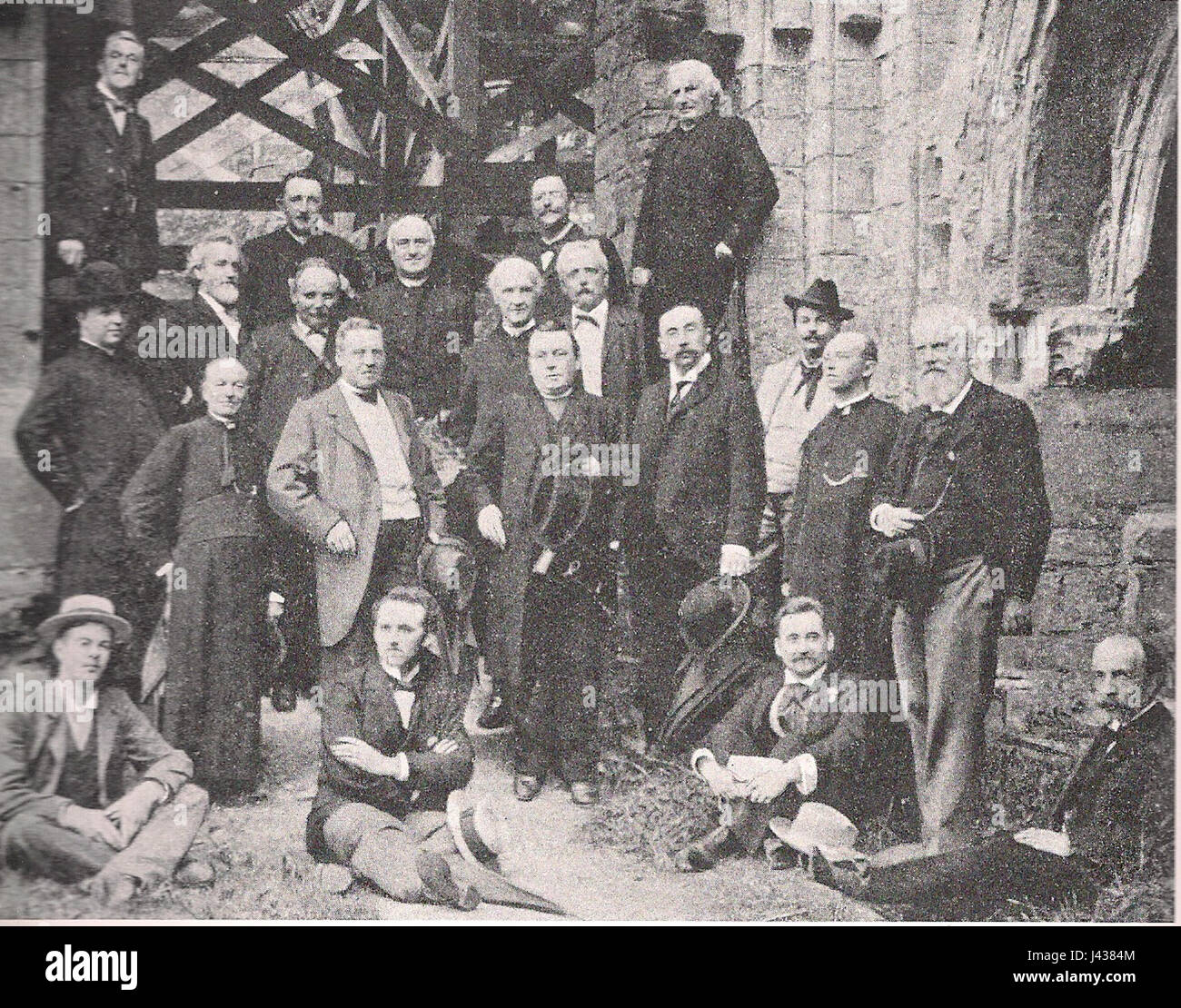 Uomini di corporazione si riferisce a un gruppo di individui qualificati, tipicamente artigiani, organizzati in una corporazione per scopi professionali e sociali. Queste corporazioni erano prominenti nell'Europa medievale e nella prima moderna, regolando i commerci e mantenendo gli standard di pratica. Foto Stock