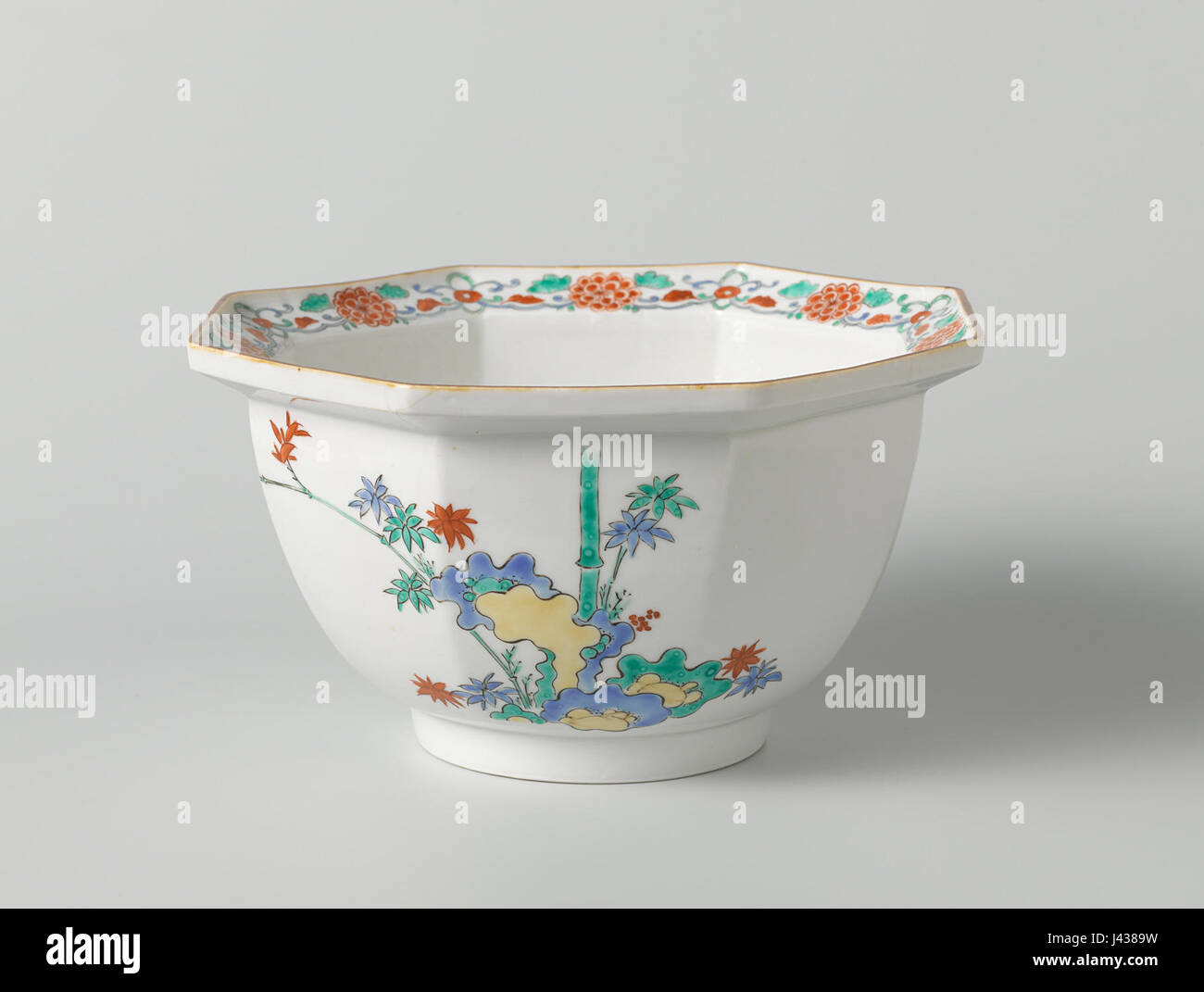 Descrizione di un oggetto decorativo di forma poligonale con labbro rialzato, decorato con fiori di prunus, bambù e rocce. In fondo, due uccelli hoho sono mostrati in una disposizione circolare, ospitati nel Rijksmuseum, risalente al 1968. Foto Stock