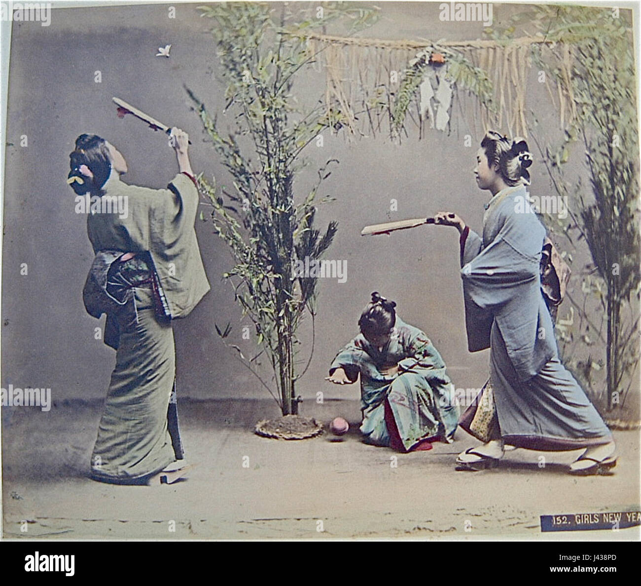 Kusakabe Kimbei era un famoso fotografo giapponese noto per i suoi ritratti di donne in abbigliamento tradizionale. Questa particolare immagine, intitolata "152 ragazze", presenta un gruppo di donne in abiti tradizionali giapponesi. Foto Stock