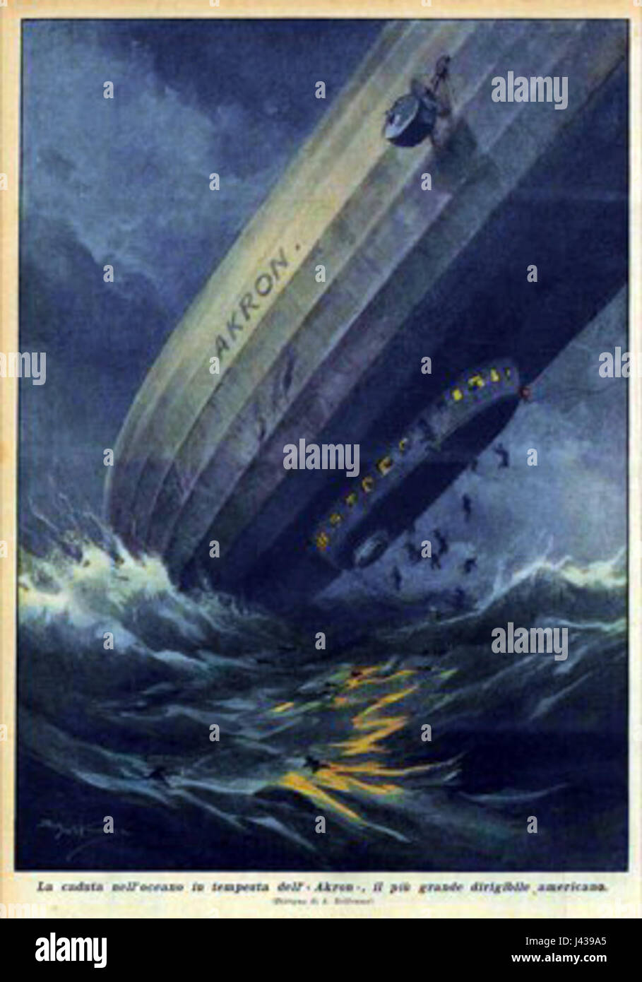 Questa illustrazione raffigura la caduta del dirigibile Akron, un evento significativo nella storia dell'aviazione. L'immagine è apparsa sulla copertina di domenica del Corriere, evidenziando la tragedia dell'incidente. Foto Stock