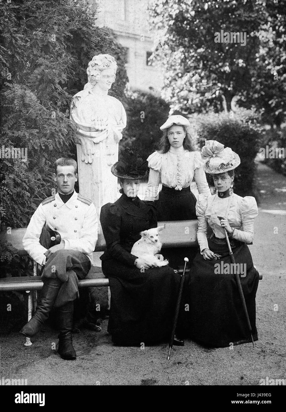 Una fotografia storica di Maria Fyodorovna, l'imperatrice russa, con i suoi figli al Palazzo Gatchina, che illustra la famiglia reale nel loro ambiente domestico. Foto Stock