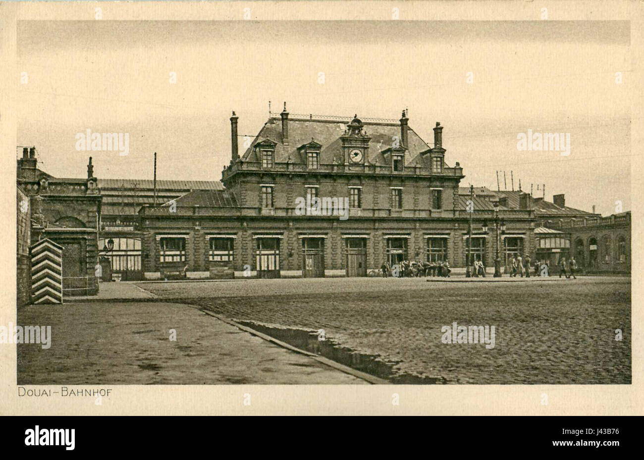 Questo si riferisce a un editore, probabilmente legato a mappe postali o militari in tempo di guerra da Douai, una città in Francia, vicino alla stazione ferroviaria (Bahnhoff). Foto Stock