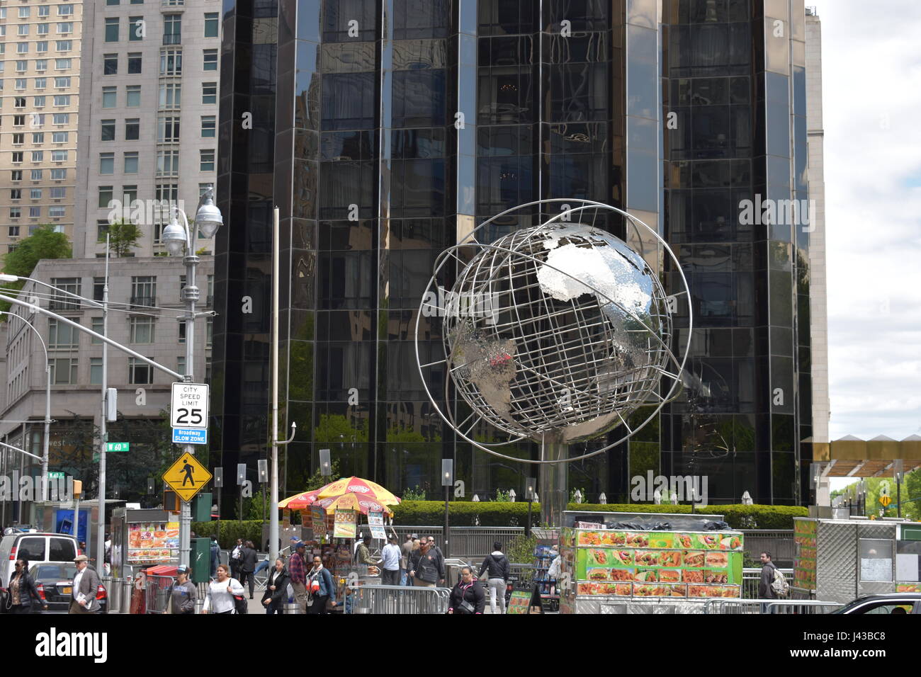 Globo a Columbus Circle è un globo di acciaio con i 7 continenti del mondo circondato da 3 esterna degli anelli in acciaio che rappresentano i tre assi Foto Stock