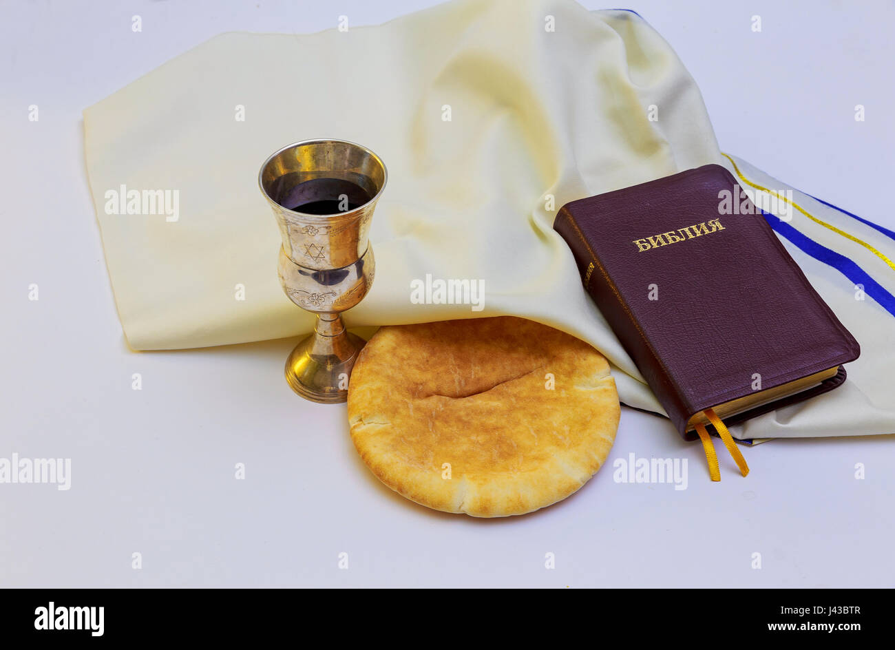 Calice con il vino rosso, il pane e la Santa Bibbia Foto Stock