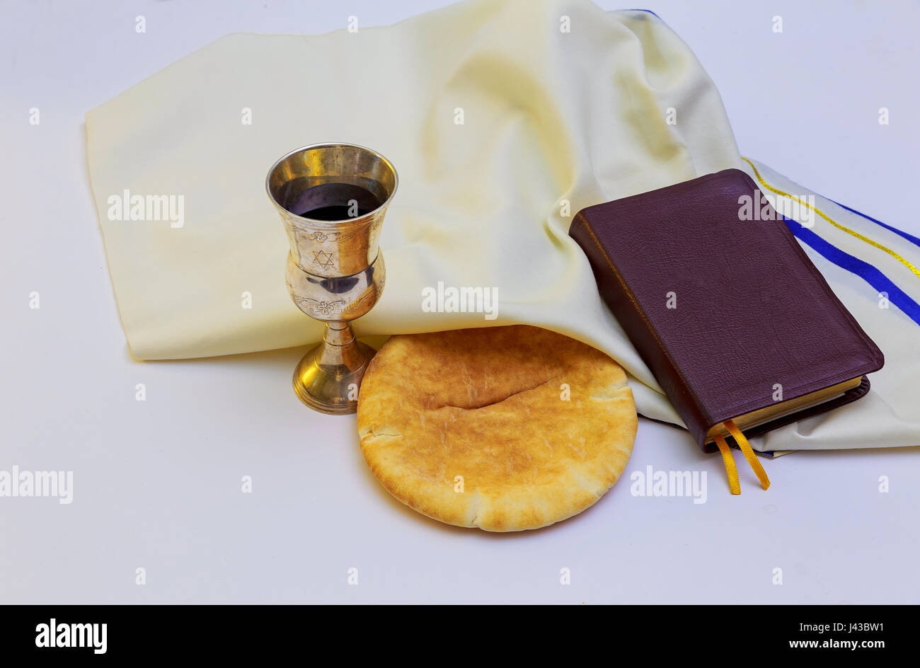 Calice con il vino rosso, il pane e la Santa Bibbia Foto Stock