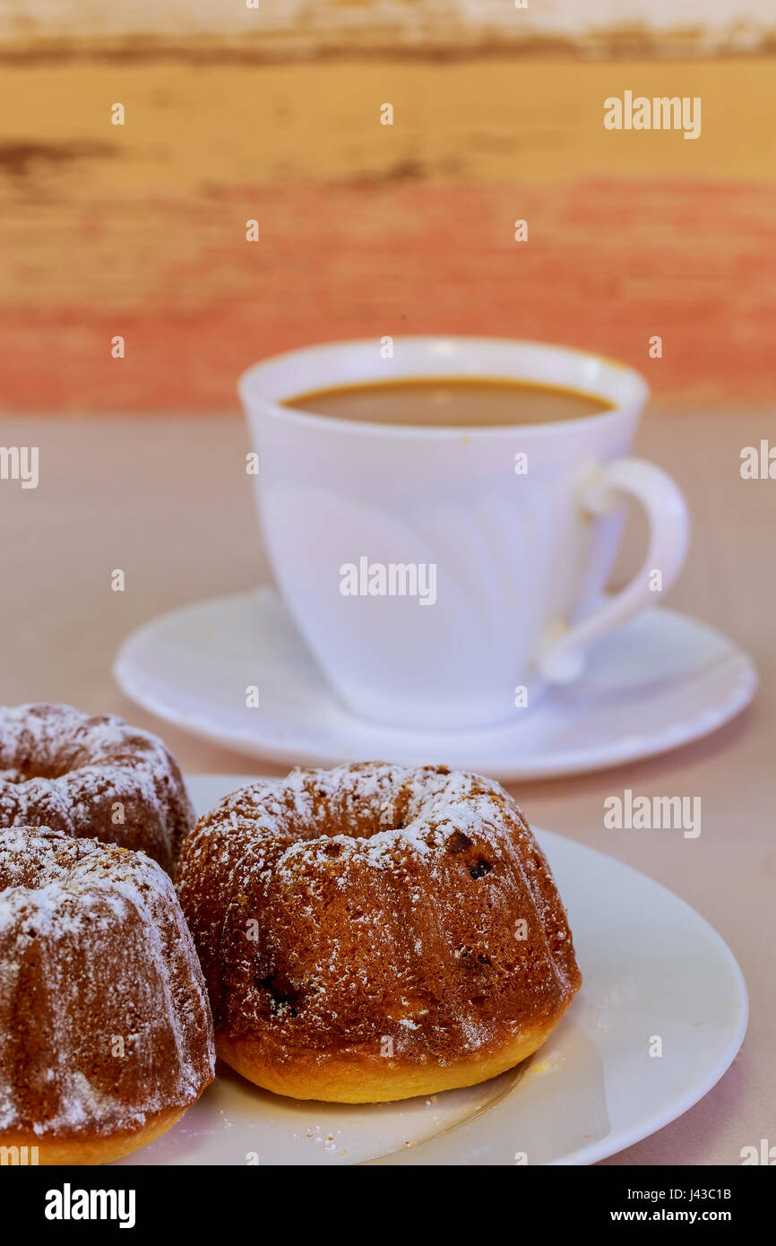 Caffè Cappuccino e Cioccolato dolce torta Toffee. Una tazza di latte, cappuccino o caffè espresso con latte mettere su una tavola di legno con la tostatura scura coff Foto Stock