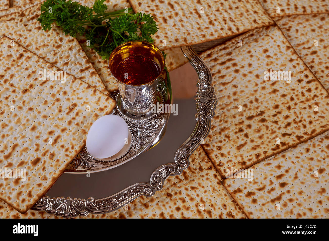 Festa ebraica Pasqua sfondo con matzo e vino Foto Stock