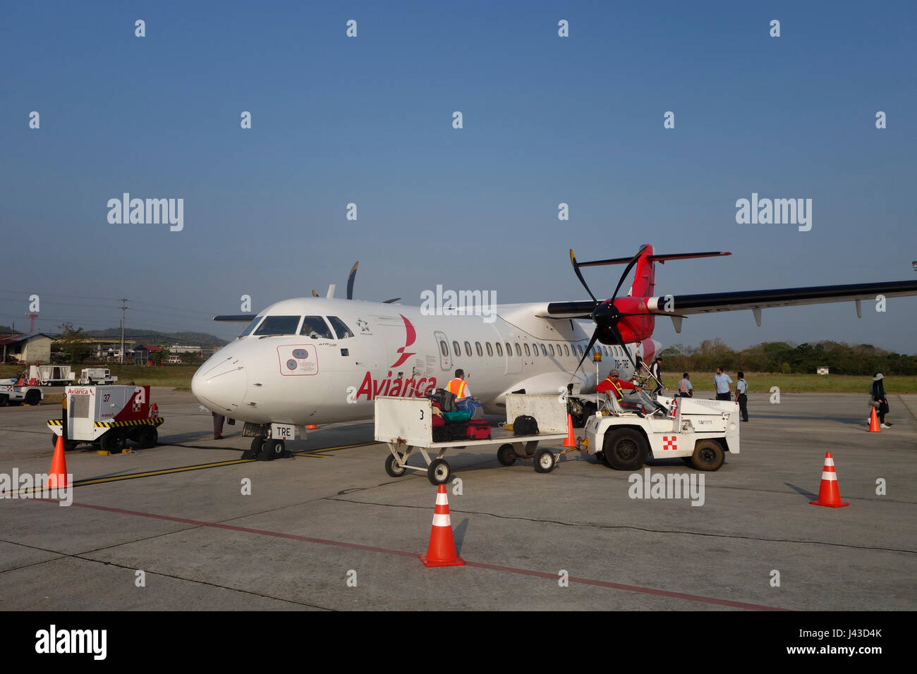 Un ATR 72 twin-Motore a turboelica a corto raggio aereo regionale fabbricato dalla Italo del costruttore di aeromobili ATR di Avianca S.A Airways del Continente Americano, una compagnia aerea colombiana che è stata la compagnia aerea nazionale e la compagnia di bandiera della Colombia presso la pista del Mundo Maya Aeroporto Internazionale della città di Flores Guatemala Foto Stock