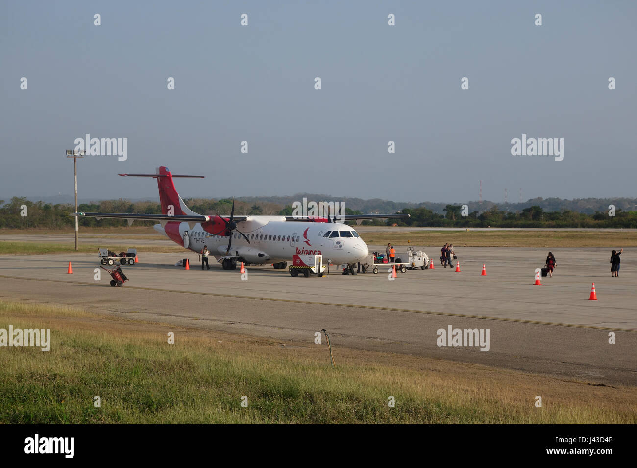 Un ATR 72 twin-Motore a turboelica a corto raggio aereo regionale fabbricato dalla Italo del costruttore di aeromobili ATR di Avianca S.A Airways del Continente Americano, una compagnia aerea colombiana che è stata la compagnia aerea nazionale e la compagnia di bandiera della Colombia presso la pista del Mundo Maya Aeroporto Internazionale della città di Flores Guatemala Foto Stock